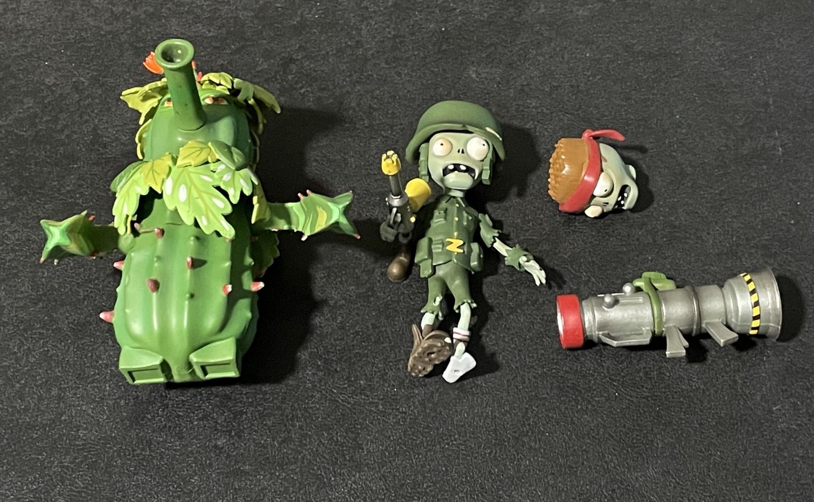 Plants vs. Zombies Garden Warfare Diamond Select Soldier Zombie, Camo Cactus