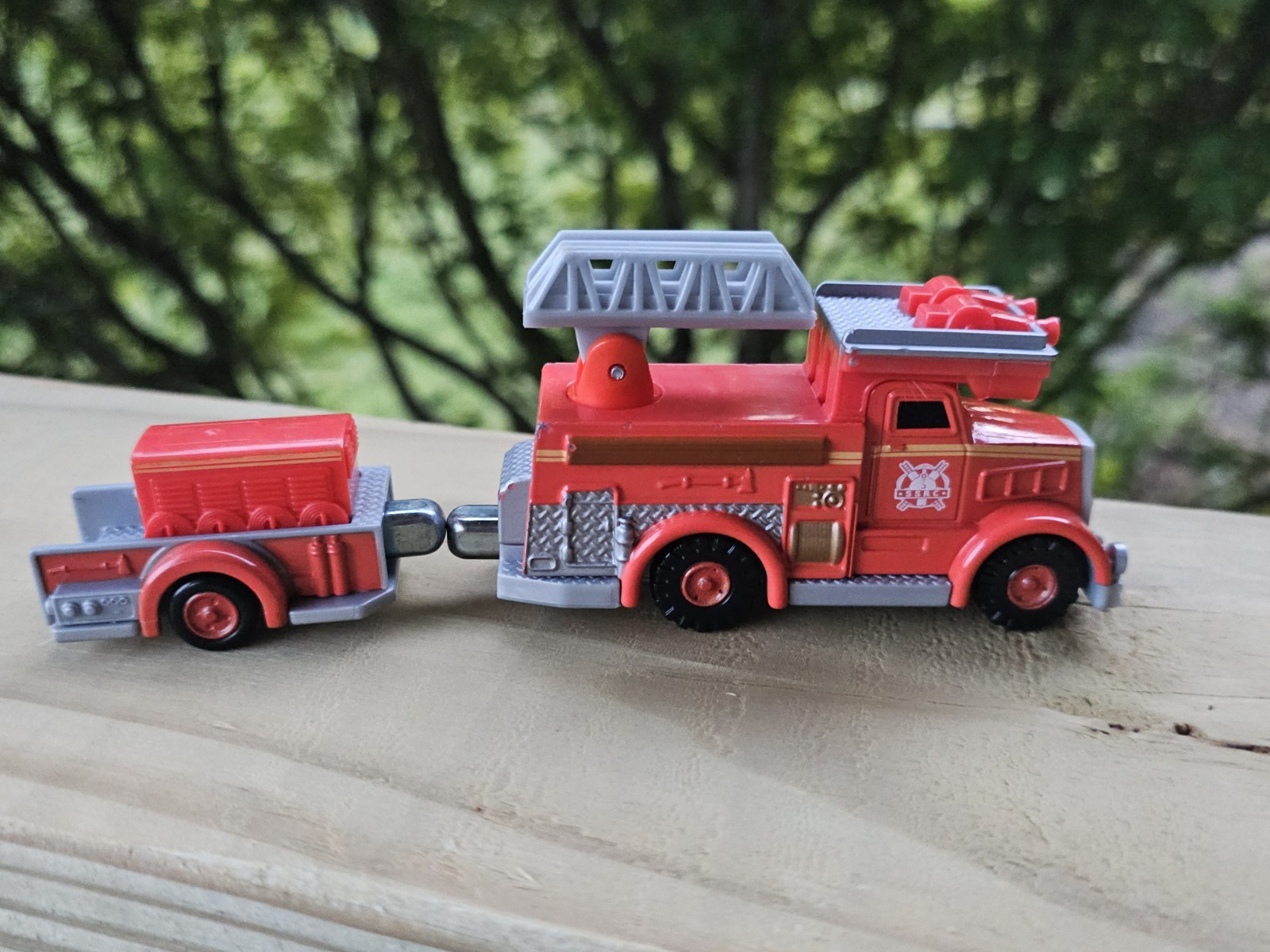Thomas & Friends FLYNN Fire Engine Take N Play 2012 Magnetic Day Of Diesels