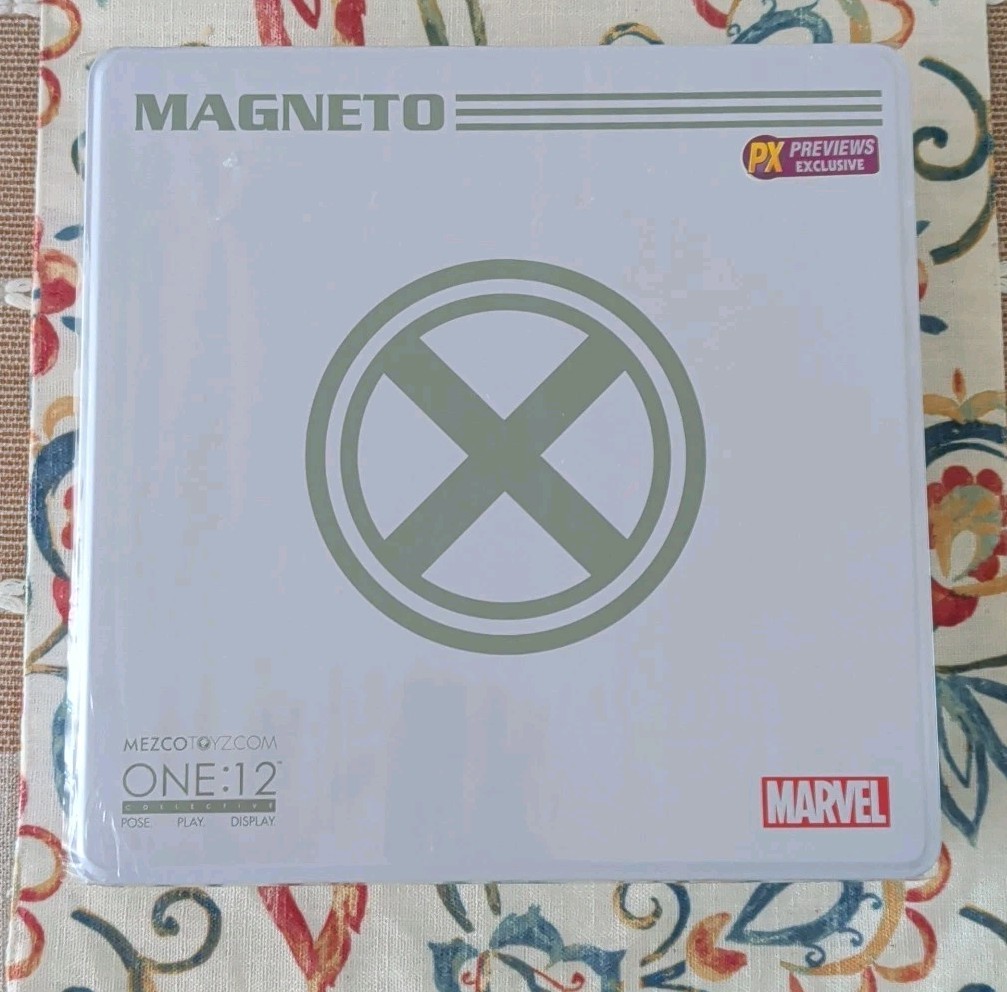 Mezco One:12 Collective – Marvel NOW! Magneto – PX Previews Exclusive White
