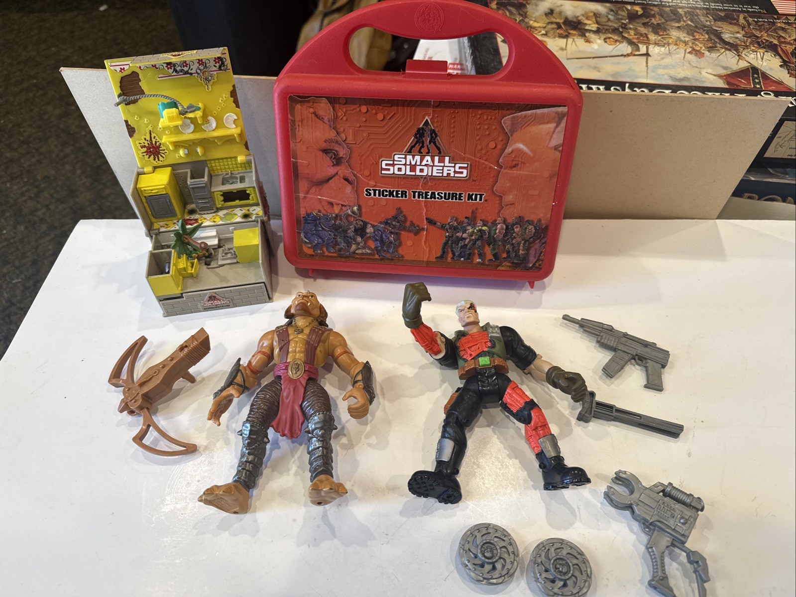 Hasbro Small Soldiers 1998 Archer Chip Hazard Battle Damage Action Figures +MORE