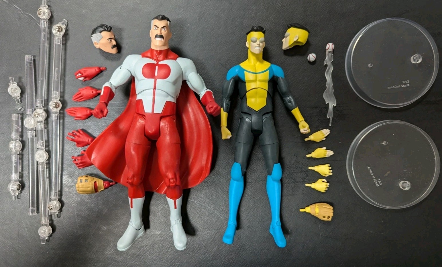 Diamond Select Toys Invincible & Omni-Man 7&Prime; Action Figures w/ Accessories