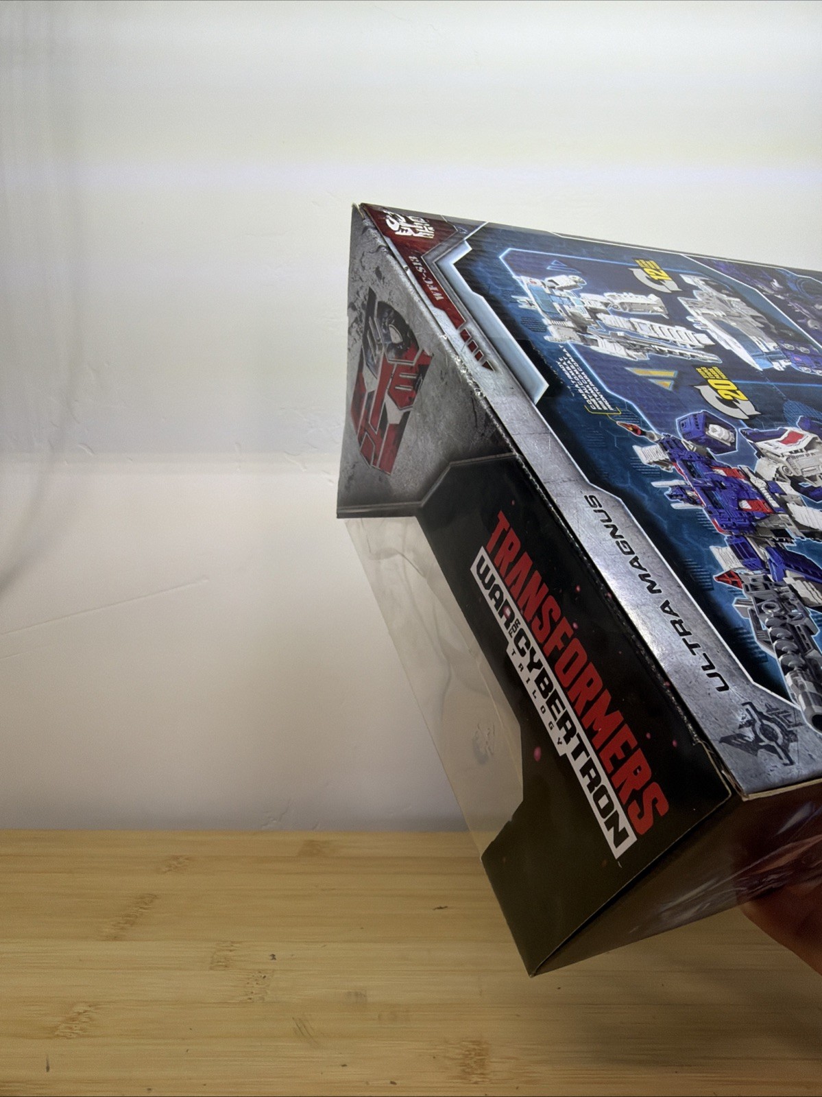 Transformers Generations War for Cybertron: Siege Leader Class Ultra Magnus