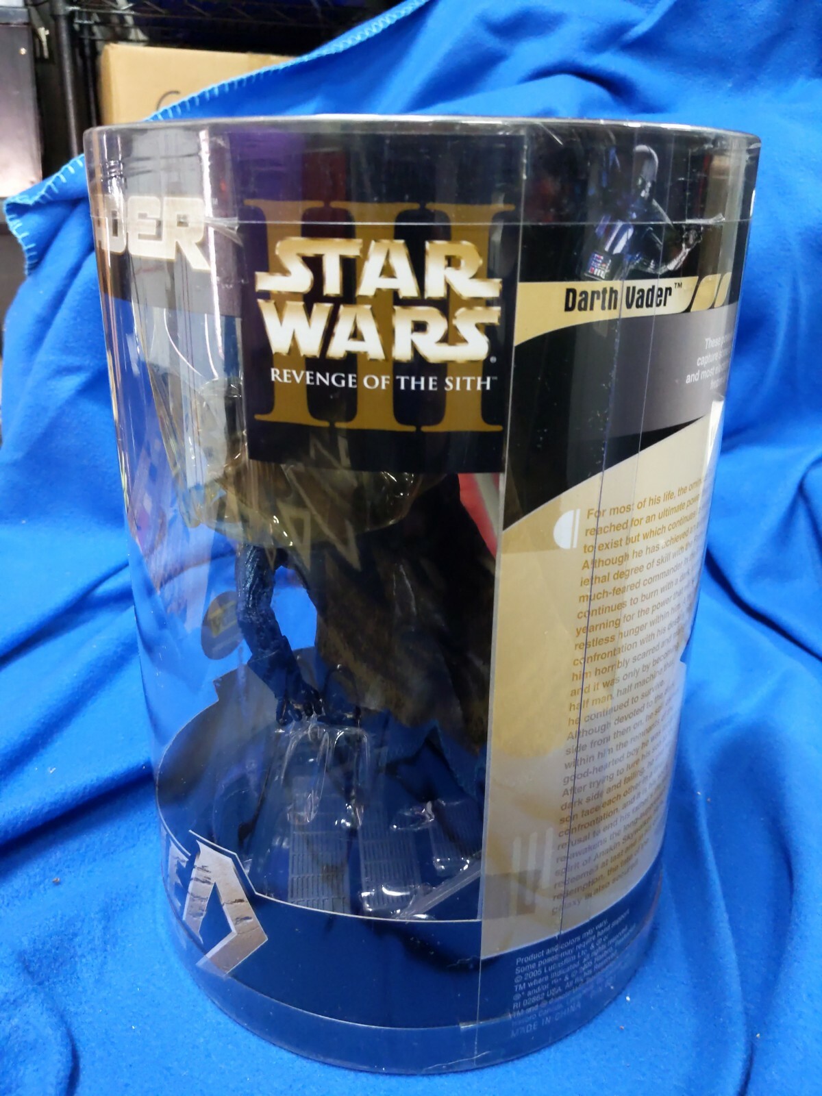2005 Star Wars Unleashed Darth Vader Best Buy Exclusive Hasbro, cylindrical pack