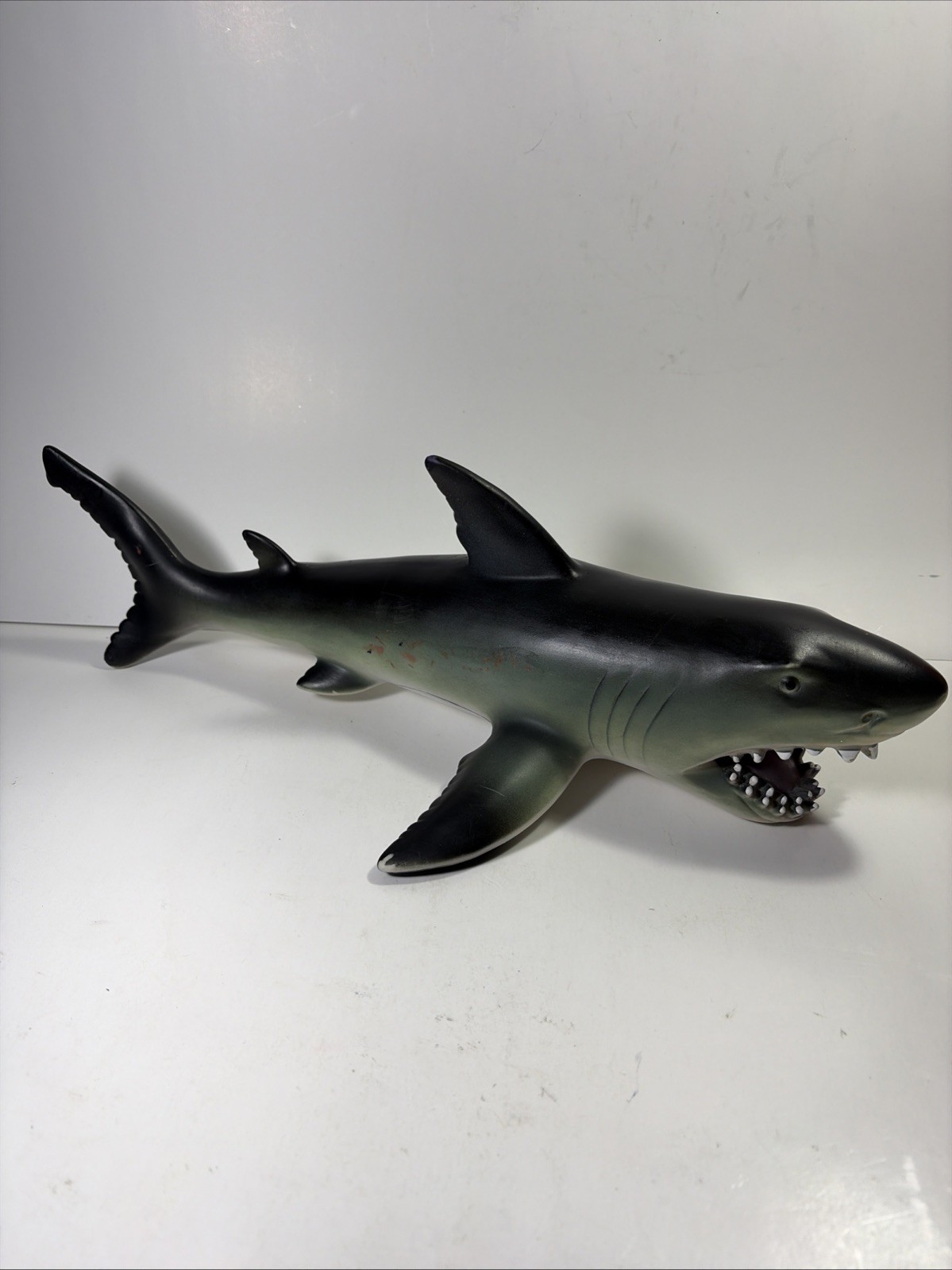 Vtg Toys R Us Maidenhead 17&Prime; Giant Great White Rubber Shark 2011 Discontinued
