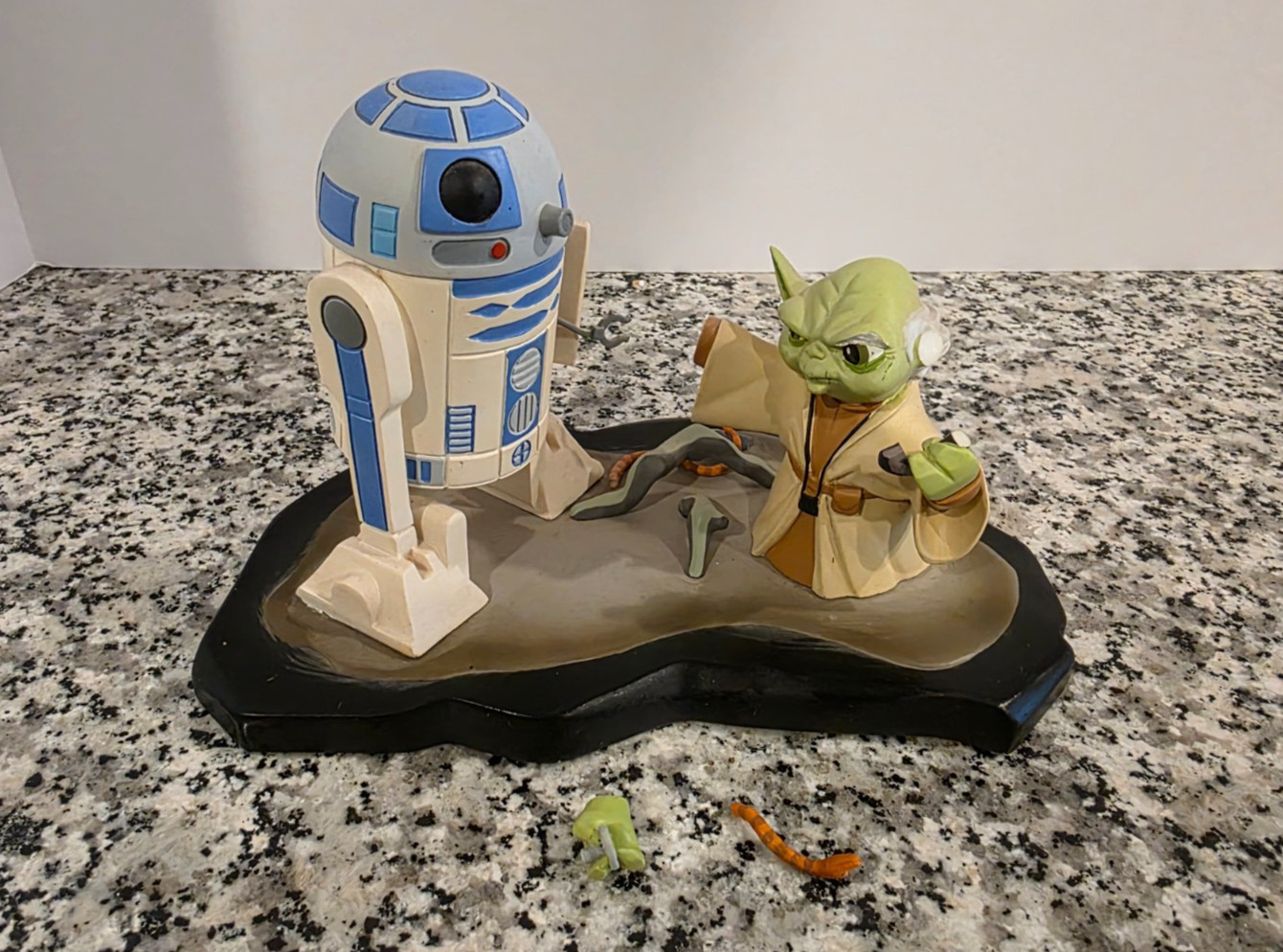 Yoda & R2-D2 Animated STAR WARS Gentle Giant /2500 DMGD No Box