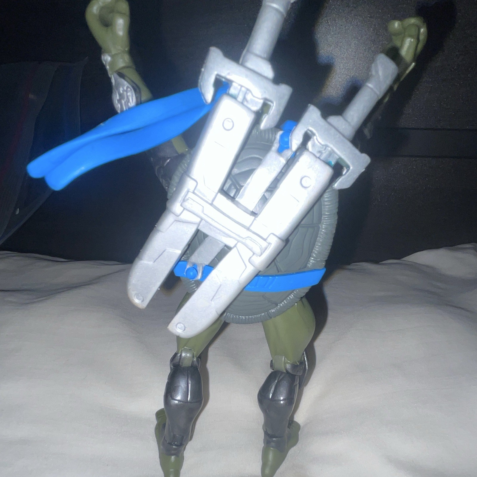 Fast forward Leo with both katanas and sheath w/ accessories