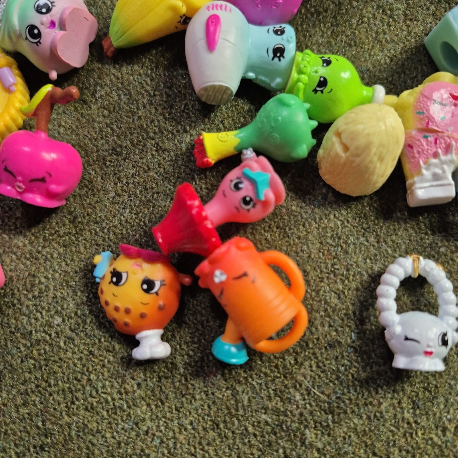 Shopkins Lot Of 83 Random Characters Furniture Baskets, Vehicle