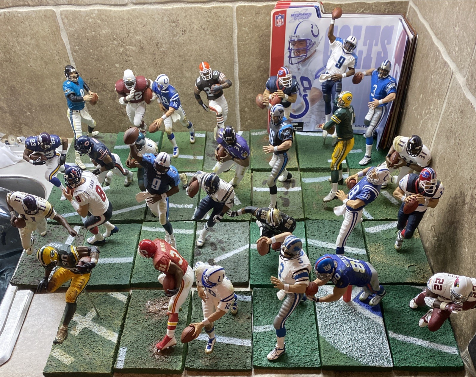 LOT OF 27 Mcfarlane NFL Figures Manning, McNair, Favre, Tomlinson, Mcnabb, Smith