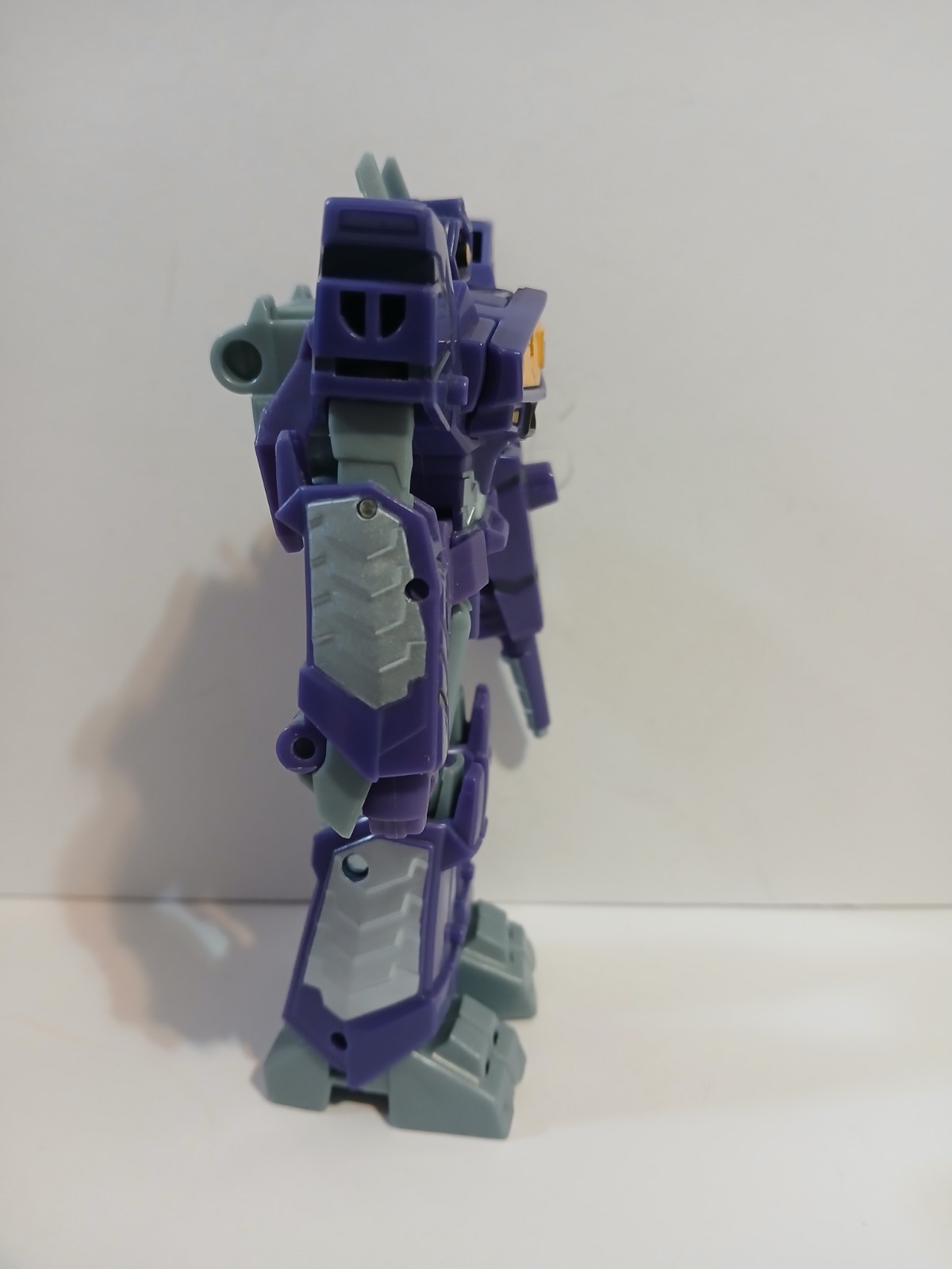 Transformers Earthspark Deluxe Class Shockwave 5&Prime; inch action figure Hasbro 2023