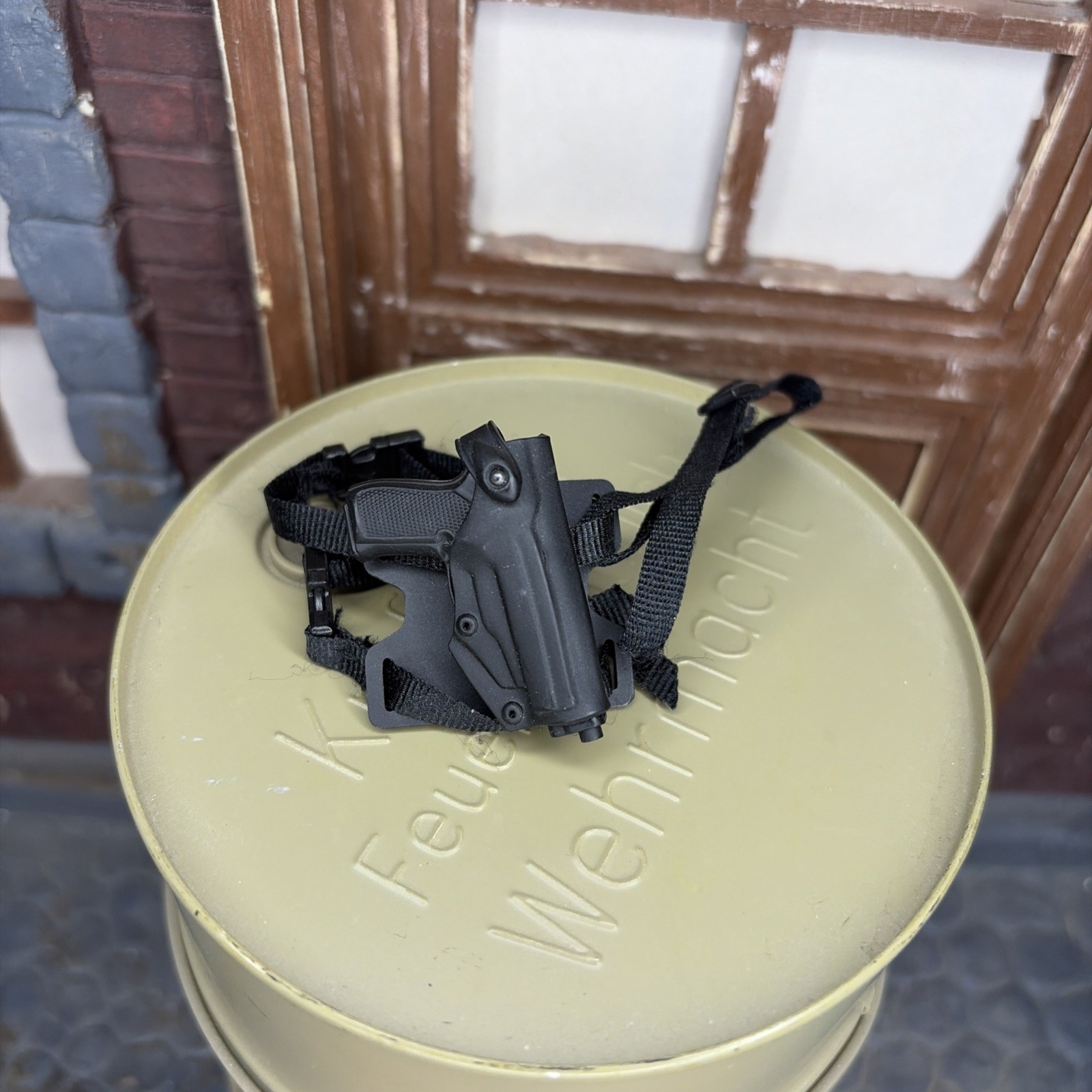 1/6 SCALE BLACK DROP LEG PISTOL HOLSTER W/ PISTOL