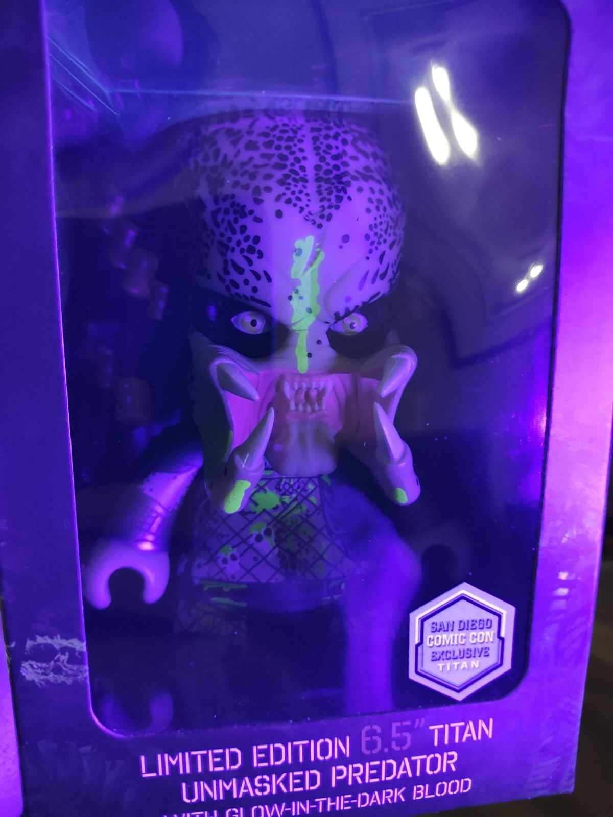 Titans – Predator 6.5in SDCC 2018 Exclusive – Glow In Dark Blood Unmasked (NEW)
