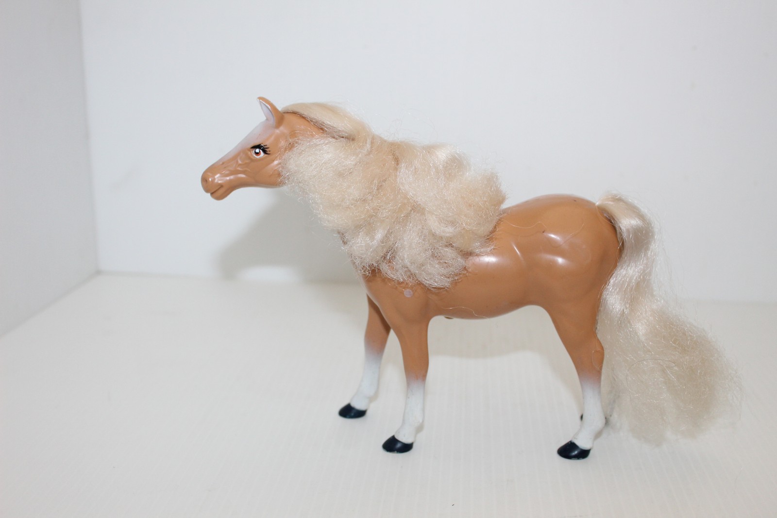 Vintage Style Toy Horse Action Figure Blonde Mane & Tail Tan White Hooves 6&Prime;