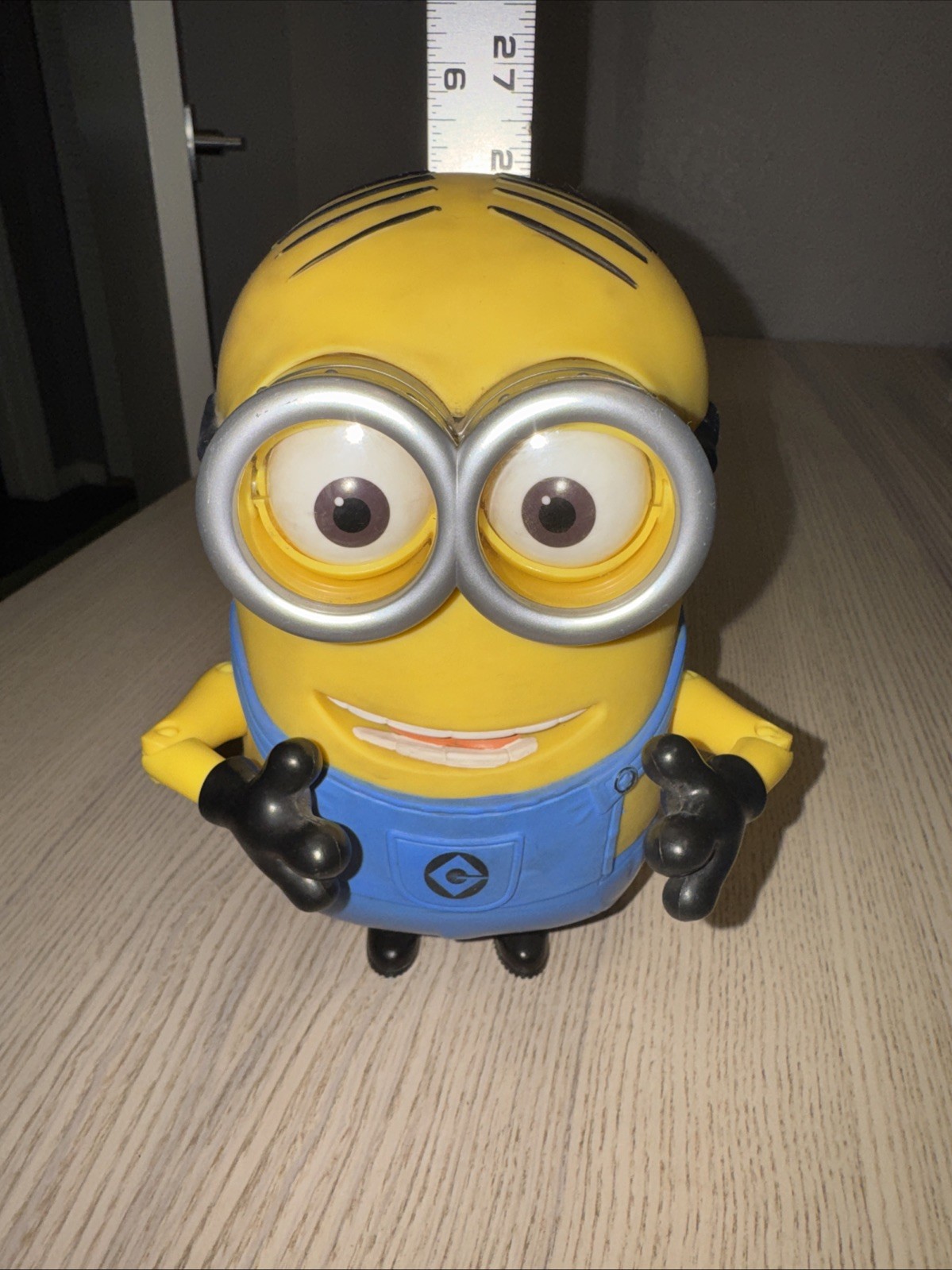 Despicable Me Talking Minion Jerry 8&Prime; Deluxe Action Figure Thinkway Toys Works