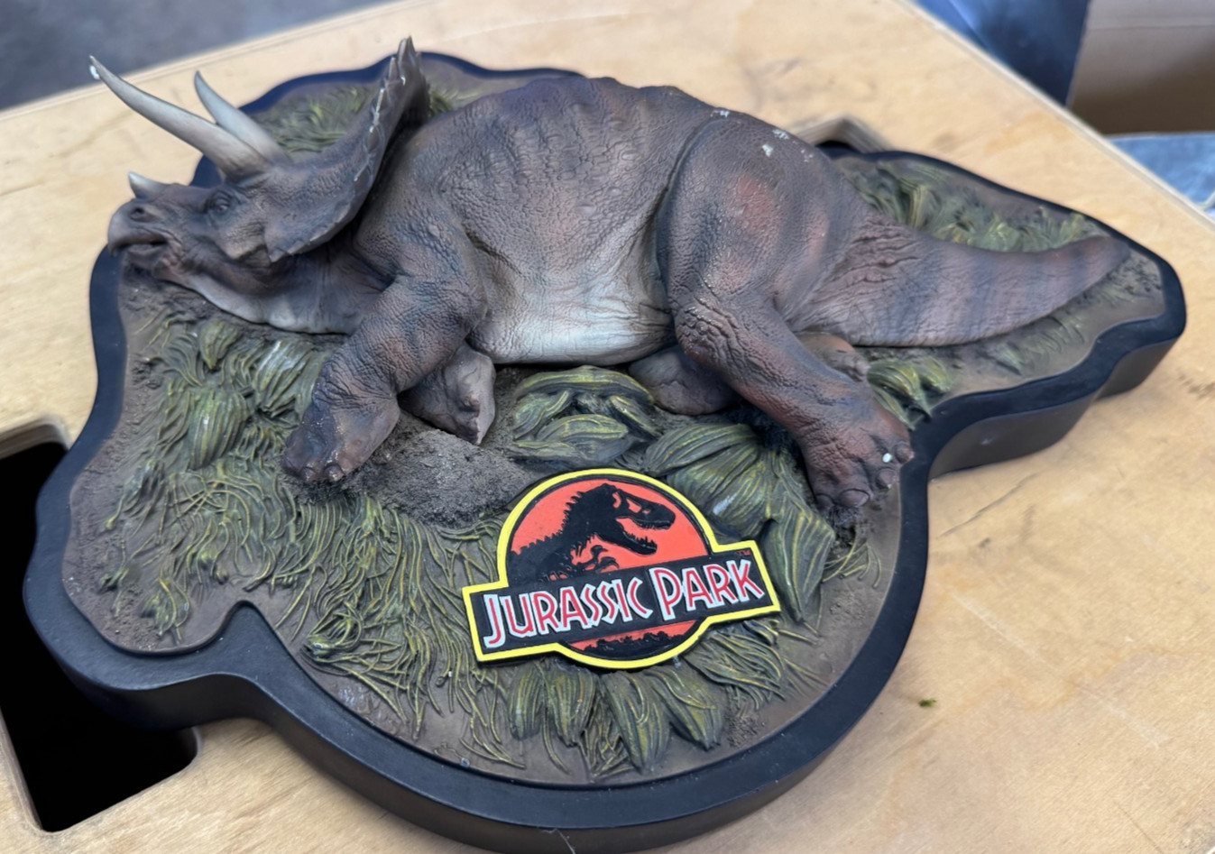 Jurassic Park – Sick Triceratops, Chronical collectibles, Ltd. Edition #176/200