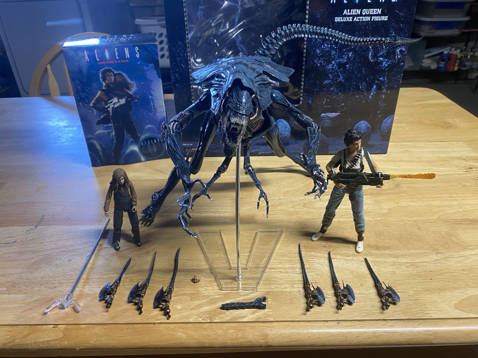 NECA- Aliens : Alien Queen / “Resucing Newt” *Complete With Original Packaging*