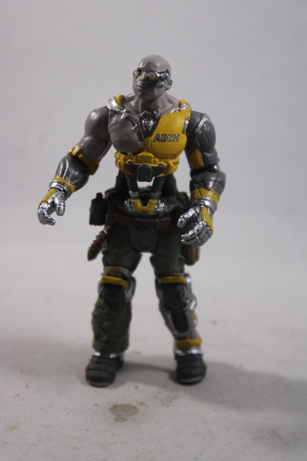 READY PLAYER ONE AECH 4” ACTION FIGURE PLASTIC TOY (PRE-OWNED)