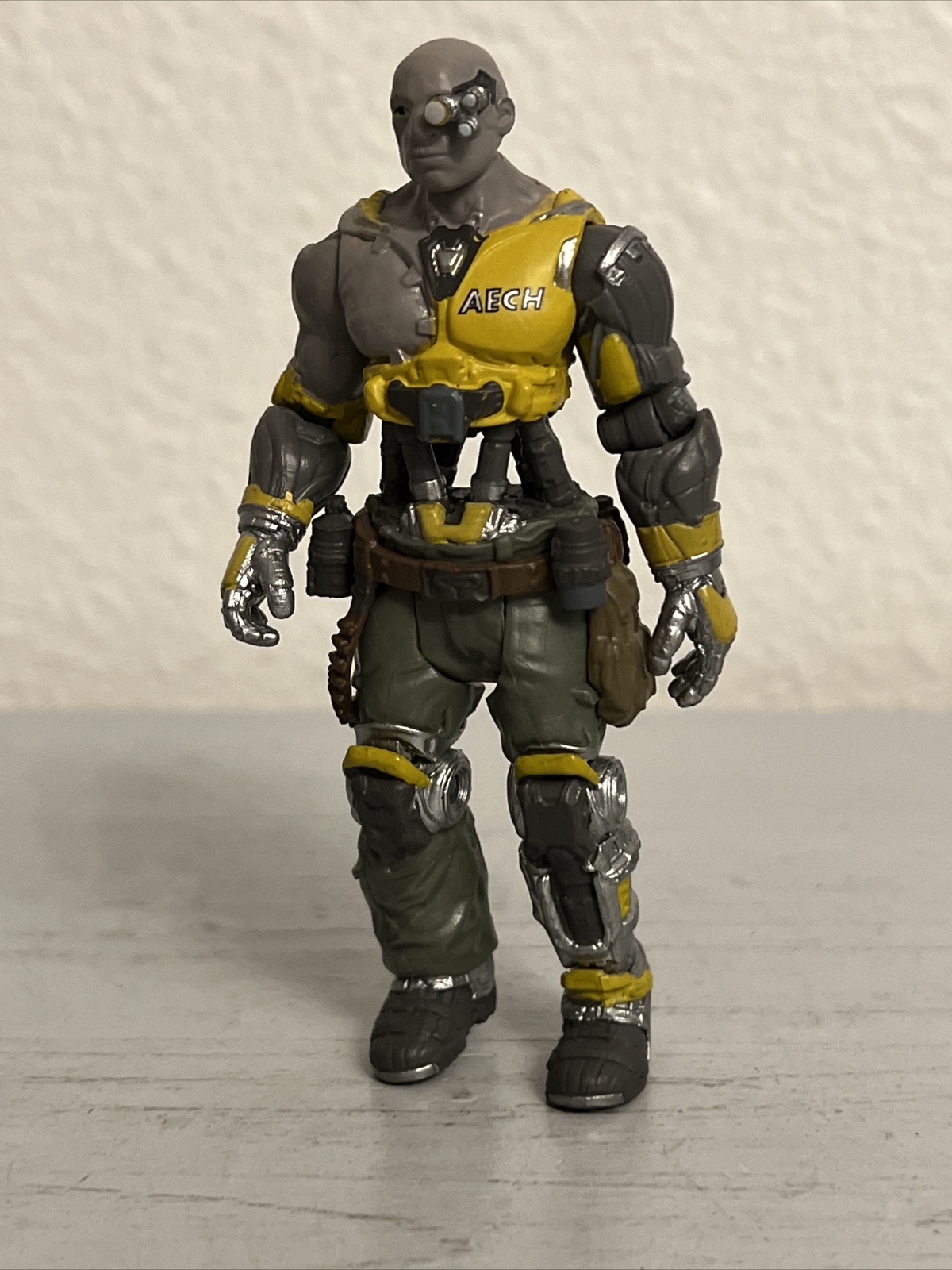 READY PLAYER ONE AECH 4” ACTION FIGURE TOY (PRE-OWNED)