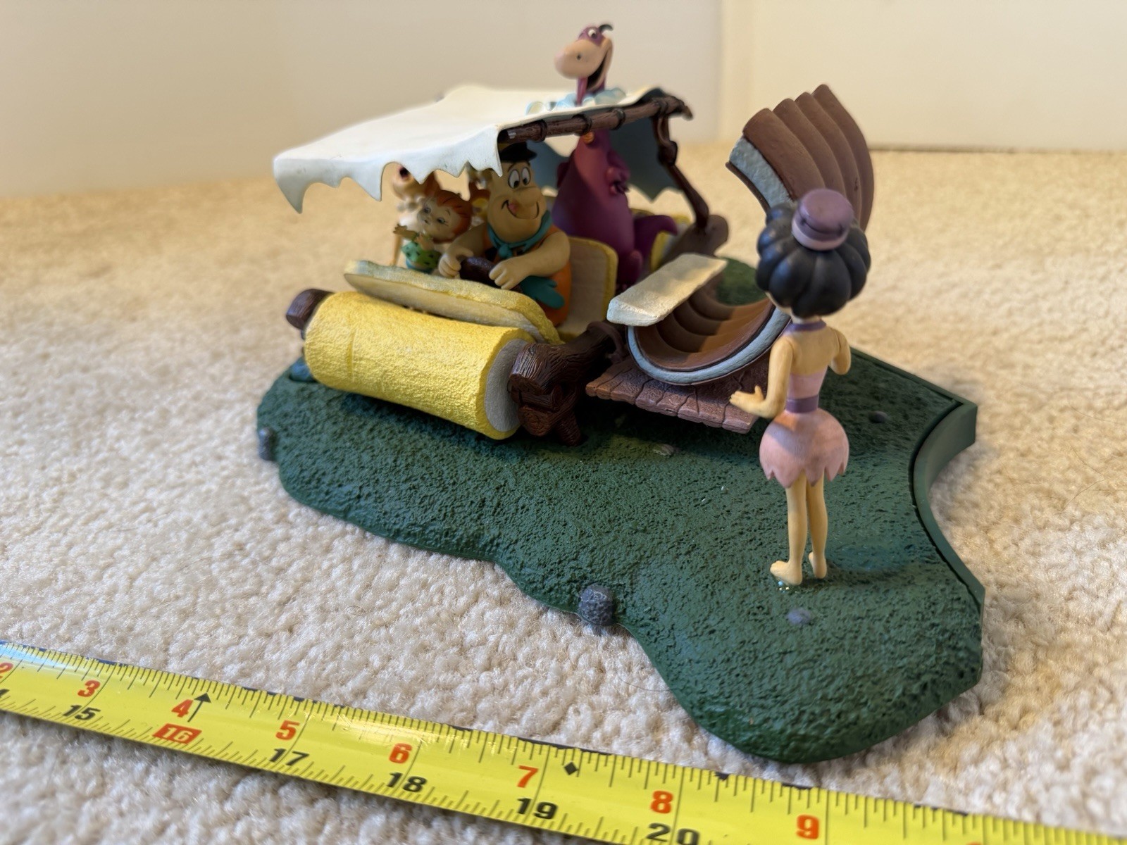 Rare! Flintstones Hanna Barbera Flintmobile statue figurine. tipping car & ribs.