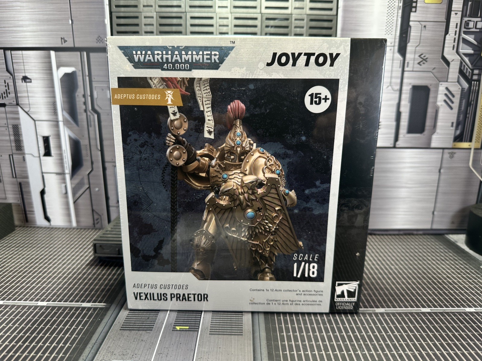 JoyToy Warhammer 40K: Adeptus Custodes Vexilus Praetor 1:18 Scale