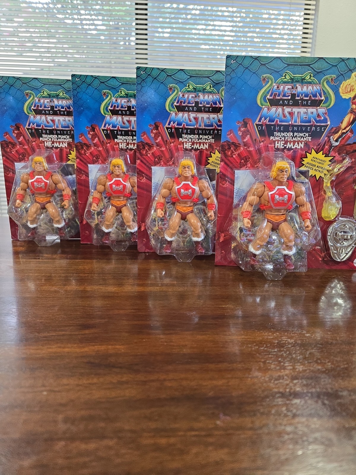 1x Thunder Punch He-Man Deluxe Latin Card Masters Of Universe Origins Unpunched