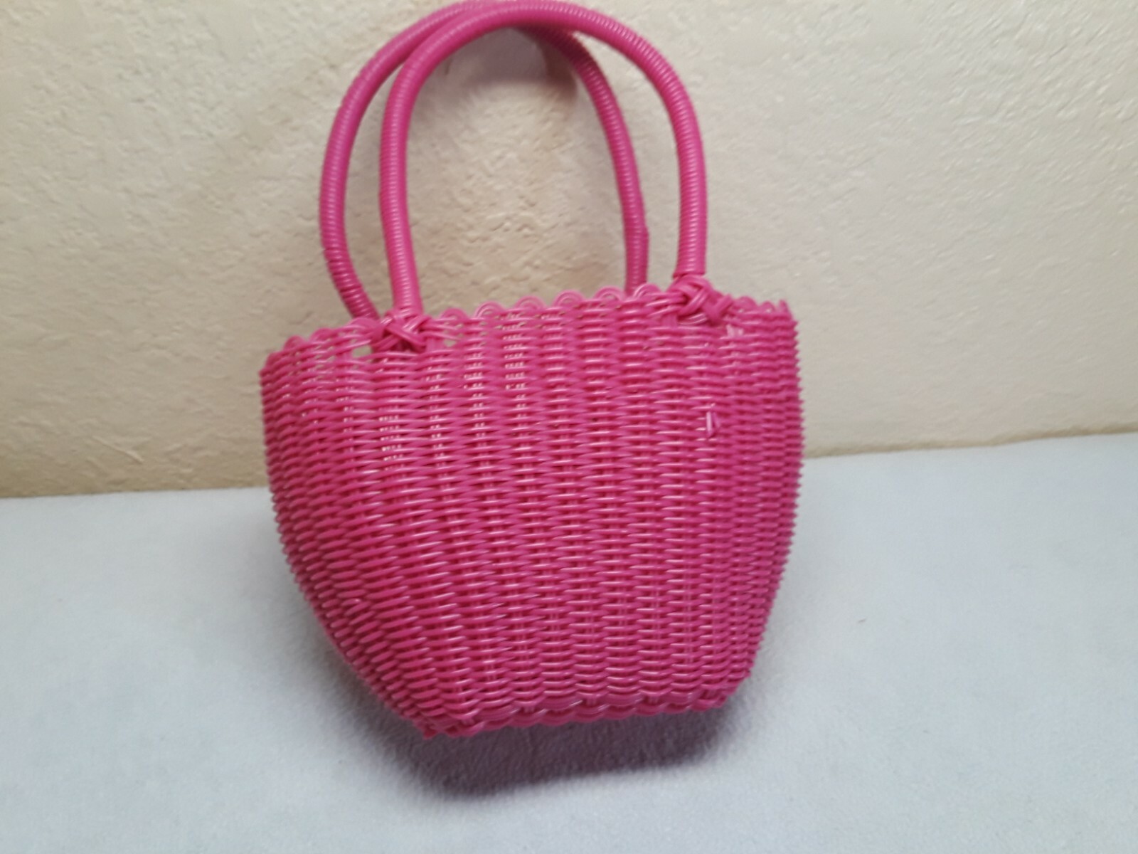 2001 Warner Bros Studio Studio Store Tweety Bird Plastic Weaved Basket, unused