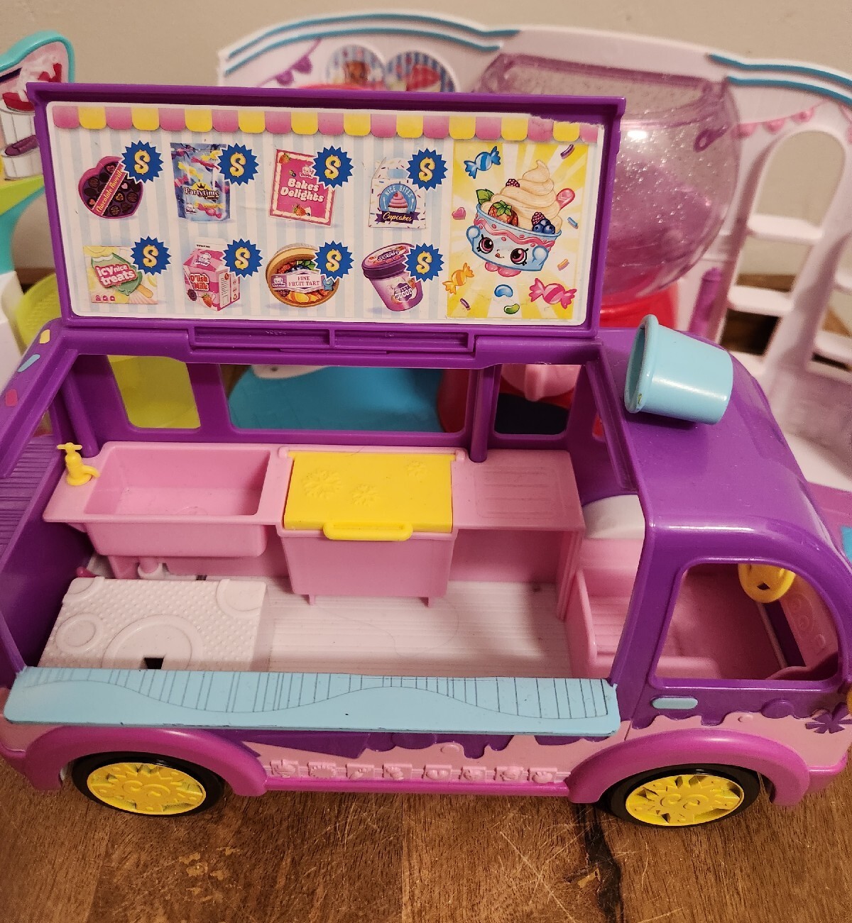HUGE 200+ SHOPKINS Bubble Gum Machine, 2 Sweet Treat Delux Trucks, CC Queen +++