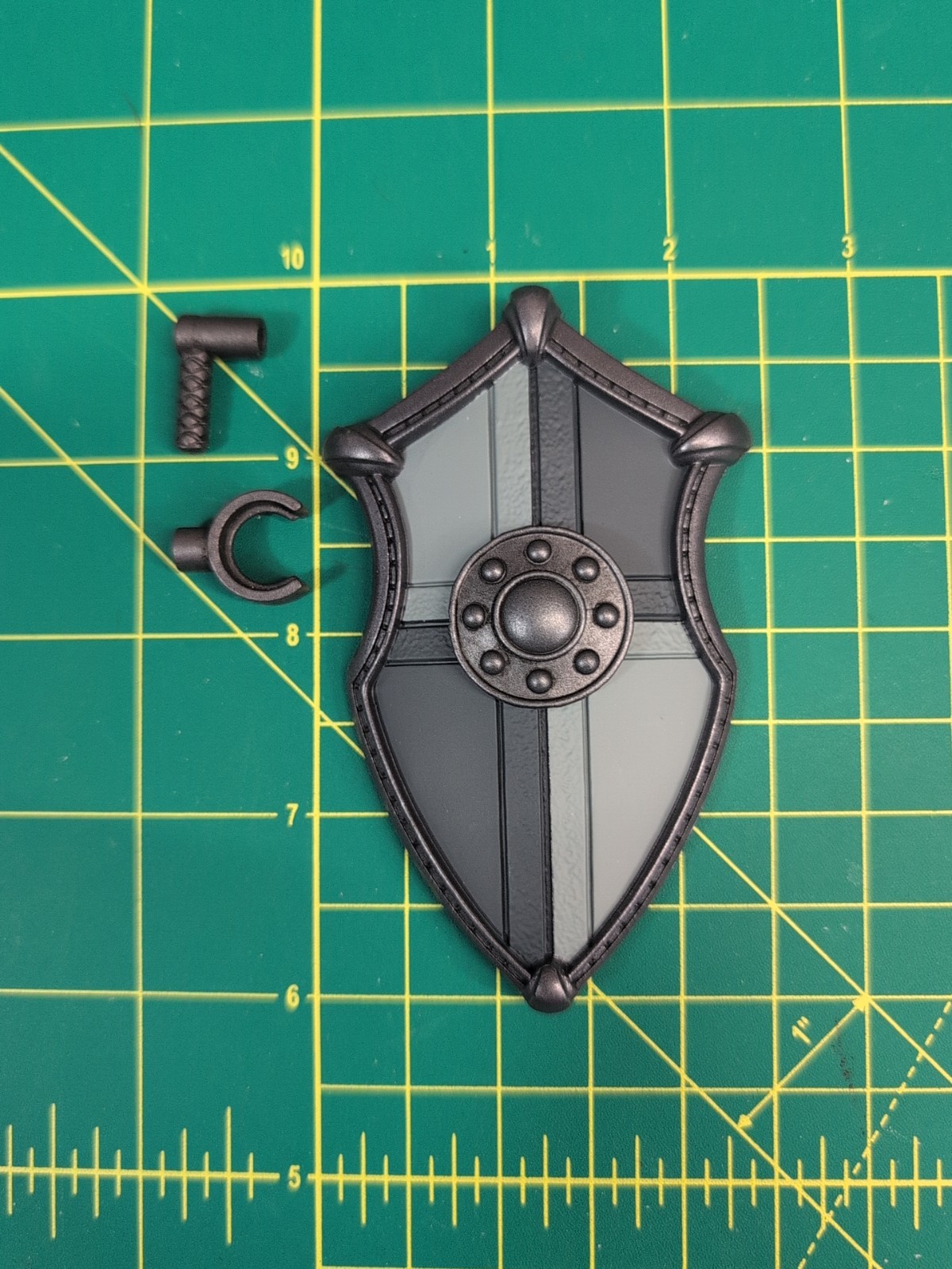 Mythic Legions Four Horsemen Dark Metal Shield & 2 Mounts « NEW & I SHIP DAILY »