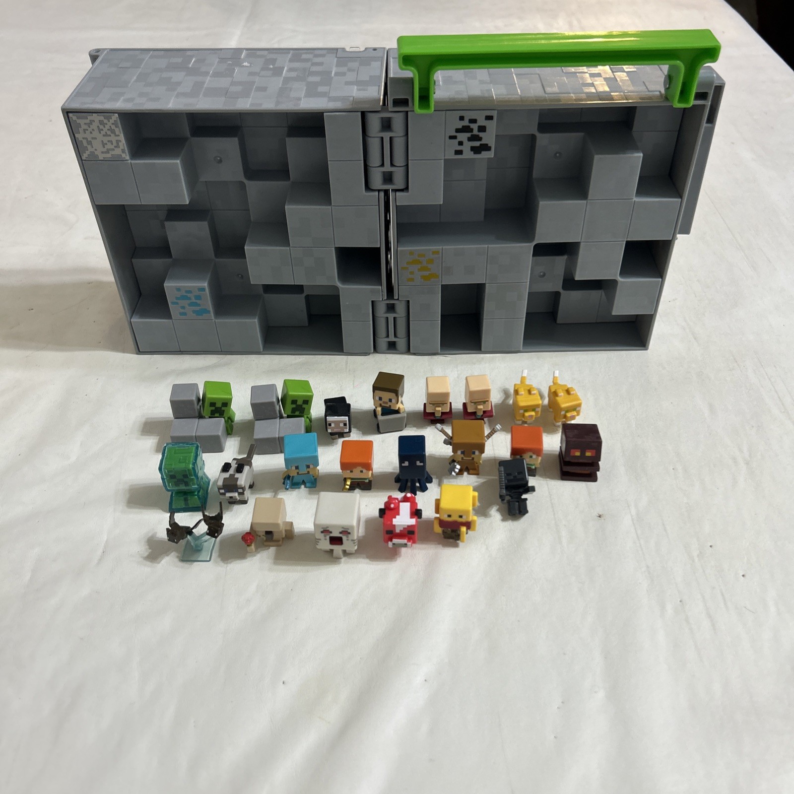 Mattel Minecraft Mini Figure Collector Carry Case with 22 Rare Minifigures