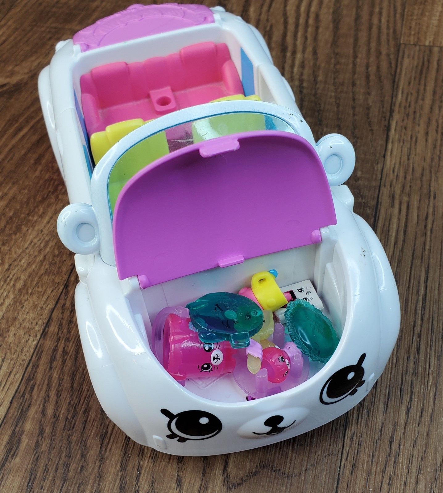 Shopkins Happy Places Rainbow Beach Convertible Rainbow Car and Accessories