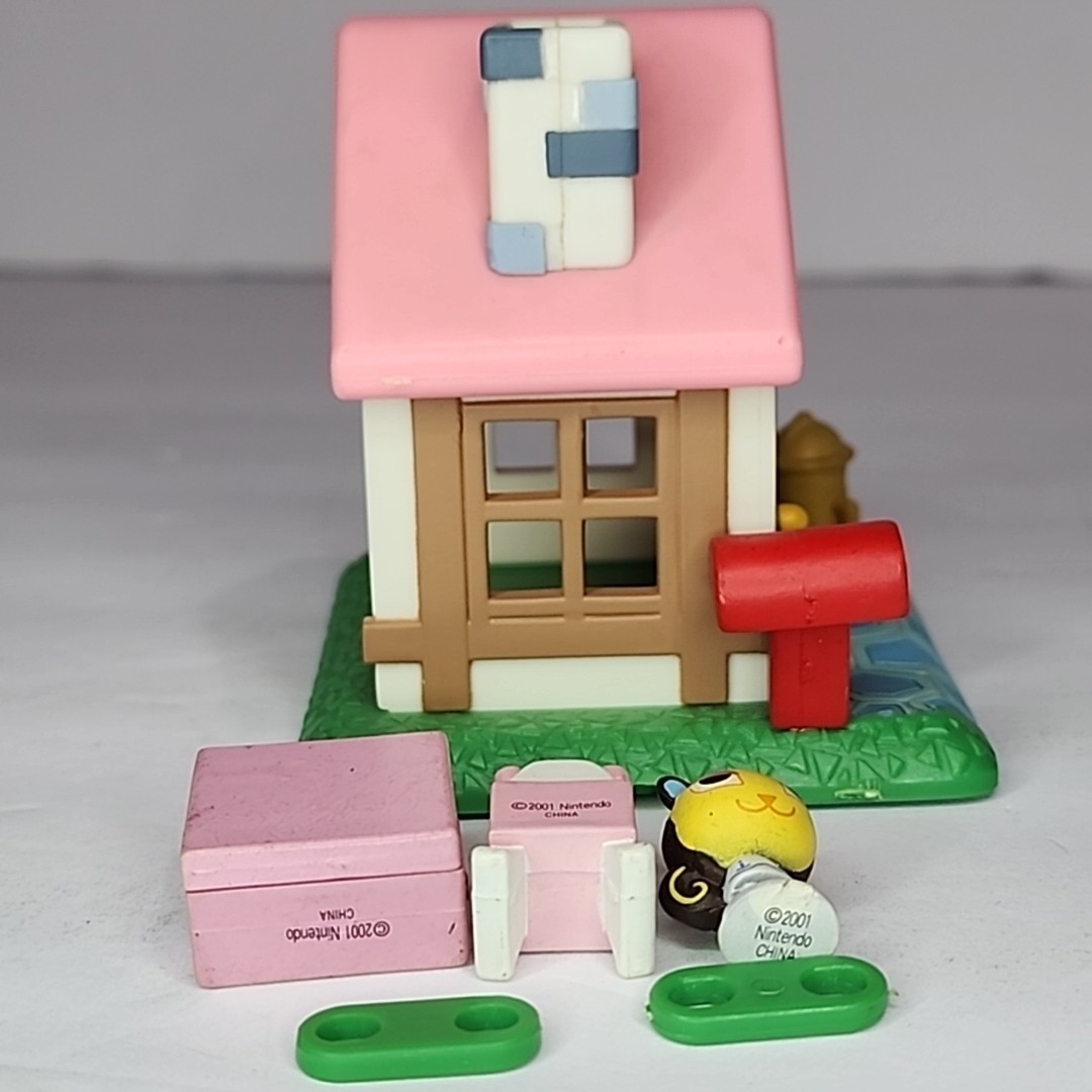 2001 Animal Crossing Lets Make a Forest 3&Prime; Pink Mini House Figure Lot