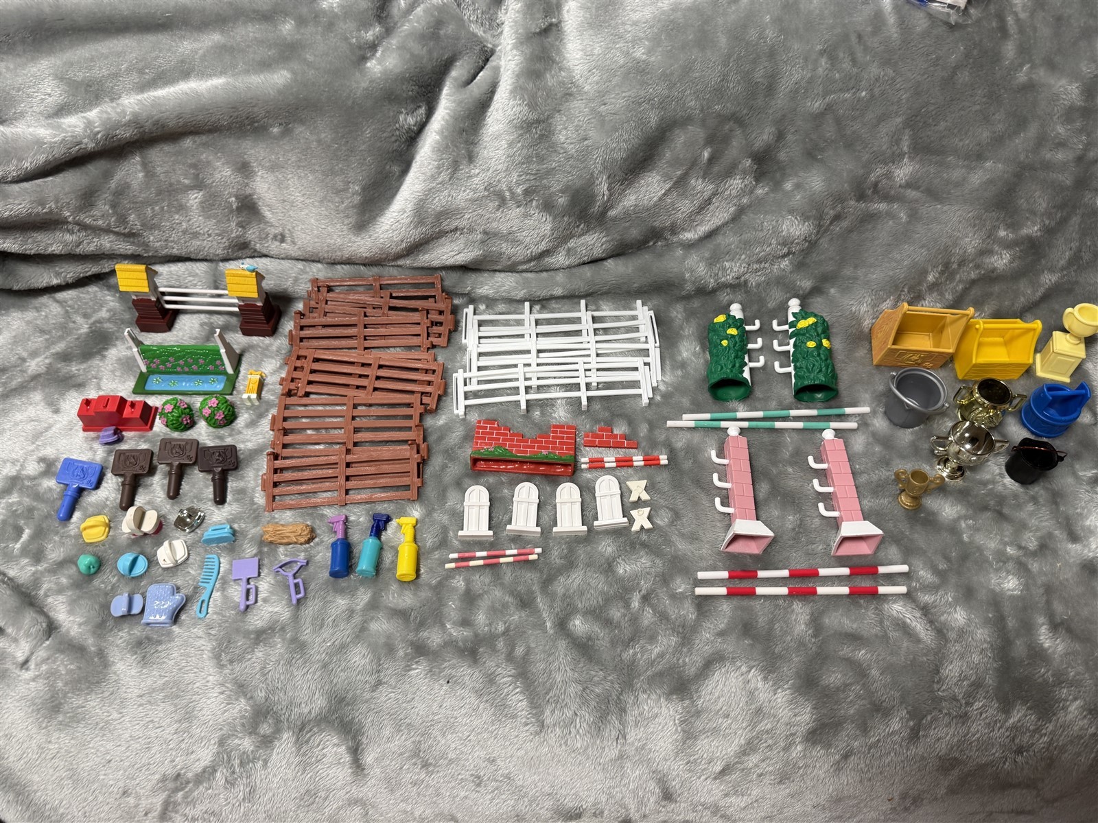 HUGE 70 PIECE LOT TOY HORSE FIGURE ACCESSORY LOT JUMPS FENCE GROOMING