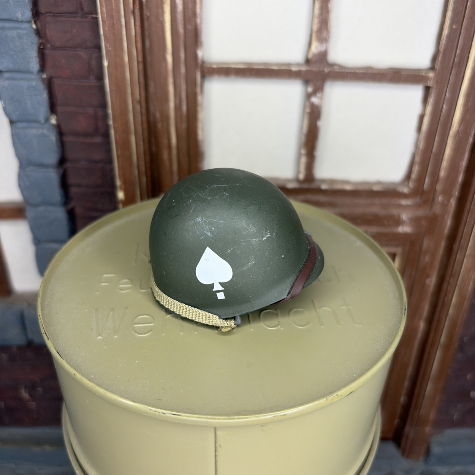 1/6 SCALE WW2 US ARMY 101ST AIRBORNE DIVISION HELMET