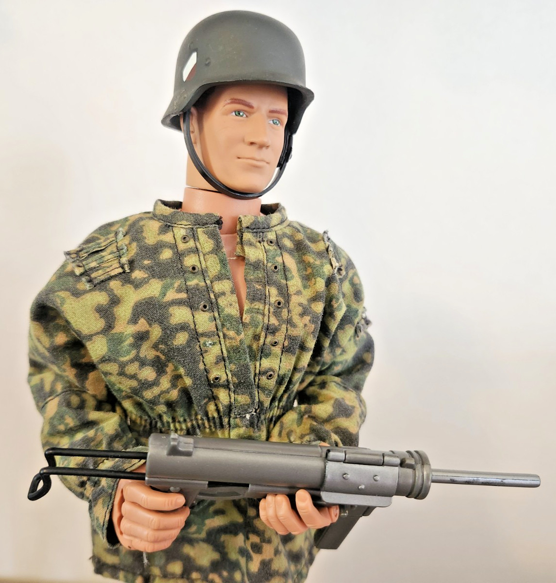 Vtg 1990s 21st Century GI JOE WW2 German Camouflage Jacket Helmet & Grease Gun