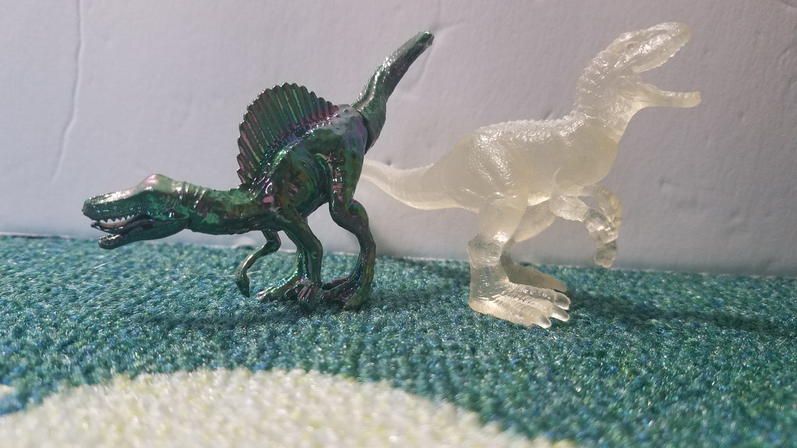 Jurassic World Minis Translucent Indominus rex and Captivz Rare Metallic Spino