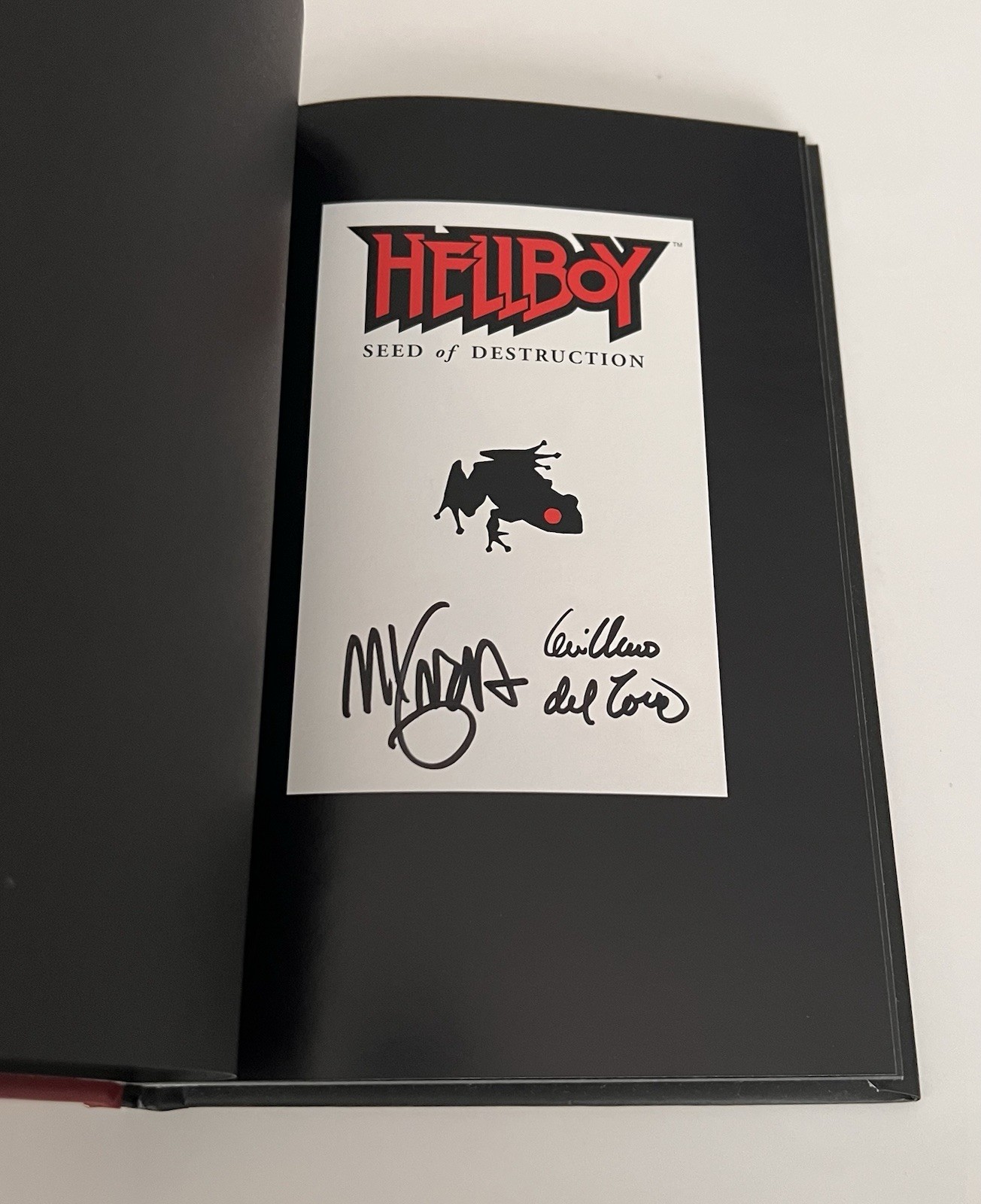 SIGNED x2 Guillermo Del Toro & Mike Mignola Hellboy Seed Of Destruction Box-Set