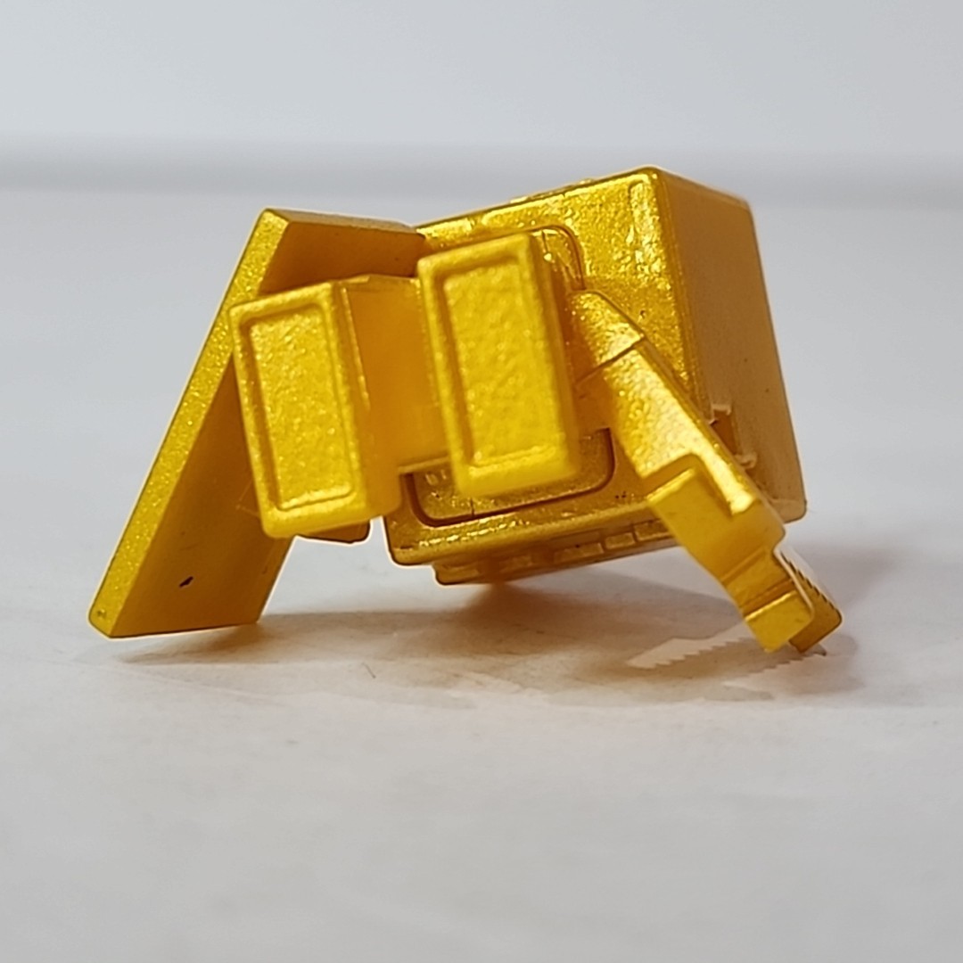 Minecraft Mini-Figure Chest Series #3 1&Prime; Gold Alex with Shield Figure Mojang