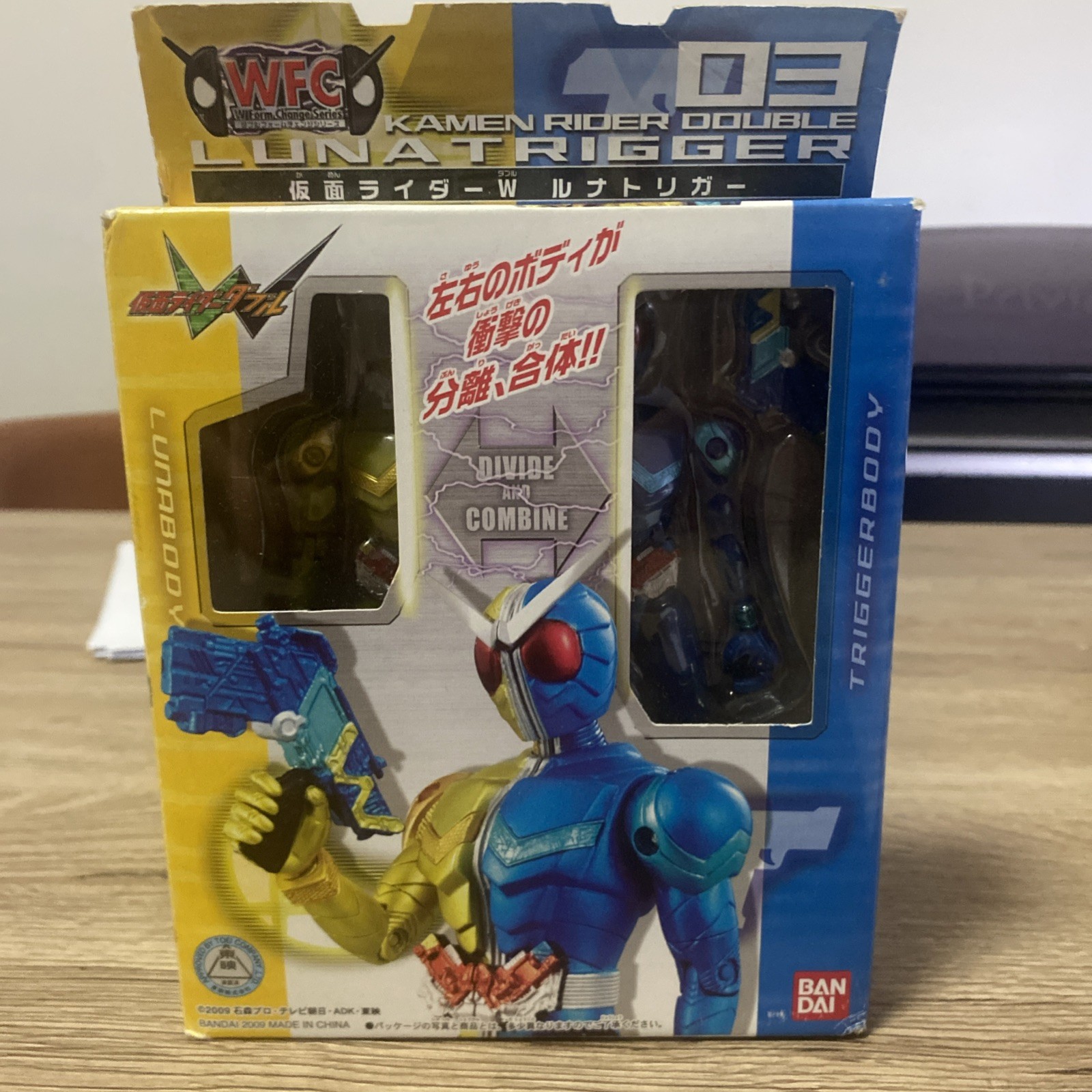Bandai Kamen Rider W Luna Trigger WFC03 Double Form Change Figure