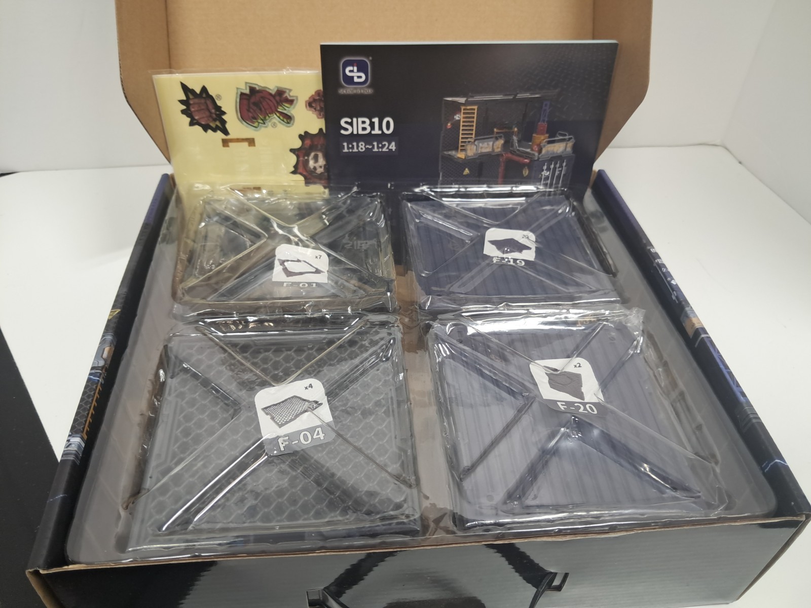 Scene In A Box – SIB 10 CONTAINER WAREHOUSE Diorama – 1:18 / 1:24 – Fresh Retro