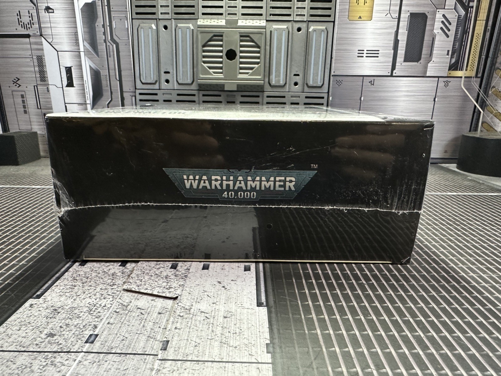 JoyToy Warhammer 40K: Adeptus Custodes Vexilus Praetor 1:18 Scale