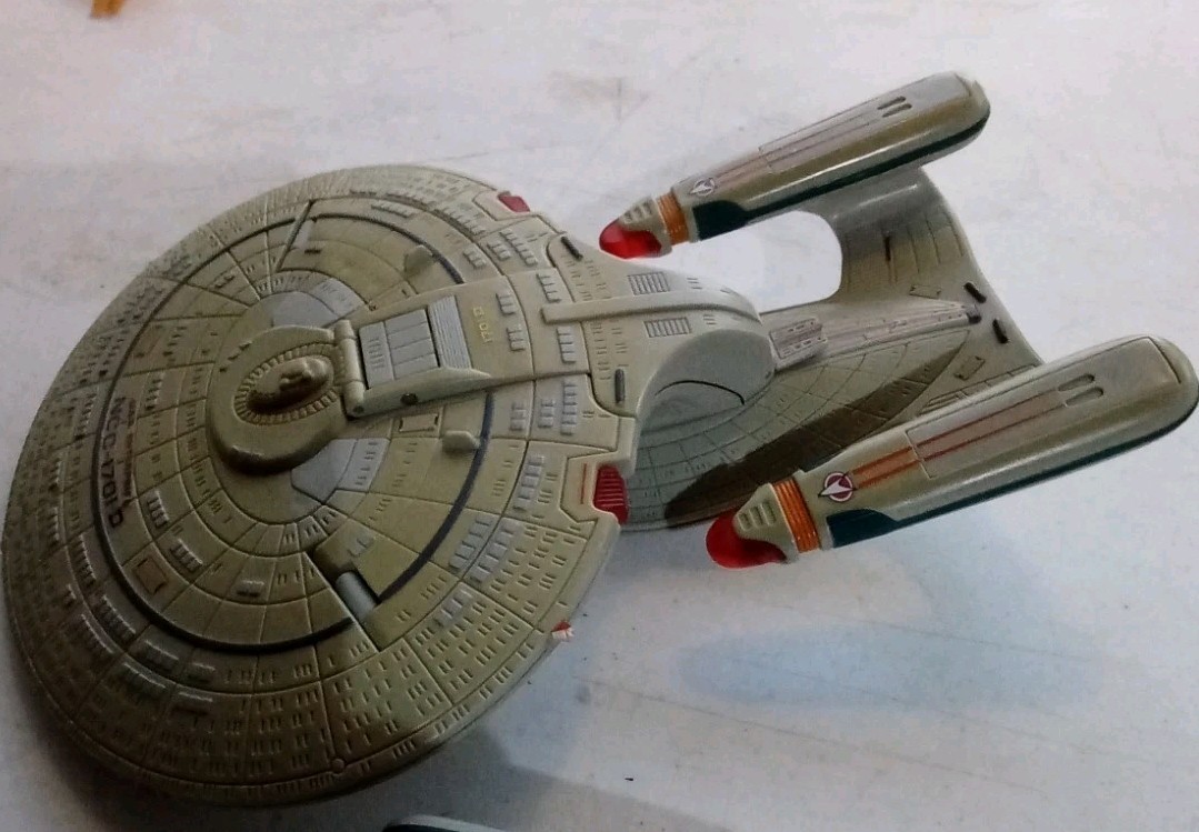 Vintage 1996 Playmates Star Trek Enterprise D Ship 8.5&Prime;×11&Prime;