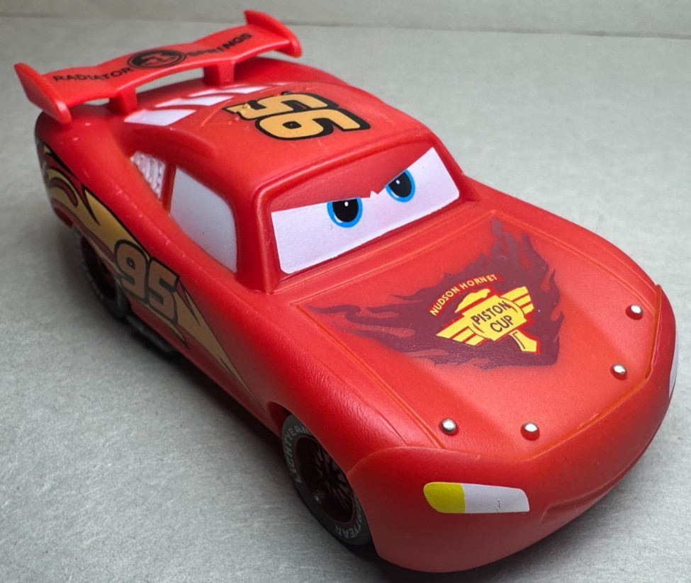 Disney Pixar Cars 2 Color Changers WGP Lightning McQueen Turns Yellow FC 1:55