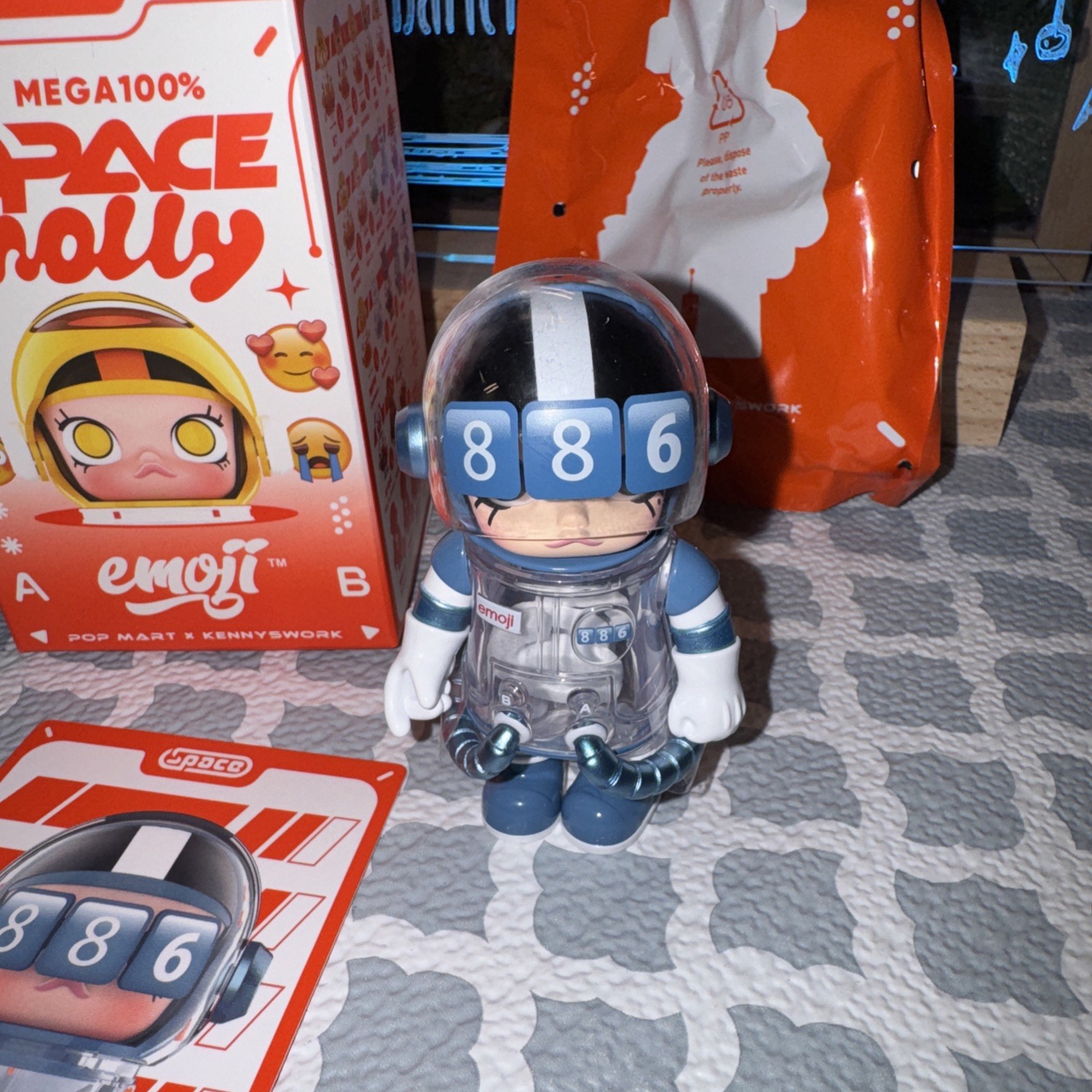 POP MART AUTHENTIC MEGA SPACE MOLLY 100% Emoji Series Figure 886 US seller