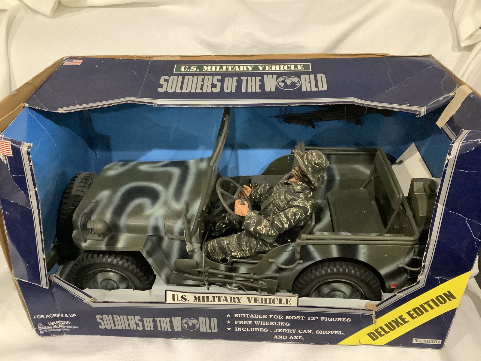 Soldiers of The World US Military Vehicle DELUXE EDITION with Soldier (Worn Box)