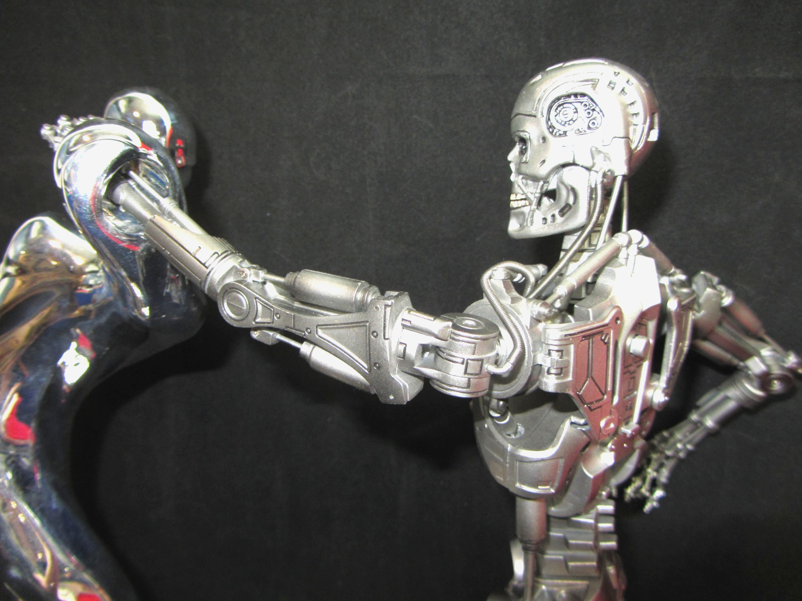TERMINATOR 2 Indestructible T-800 Endoskeleton HOT TOYS MMS33 1/6 Scale