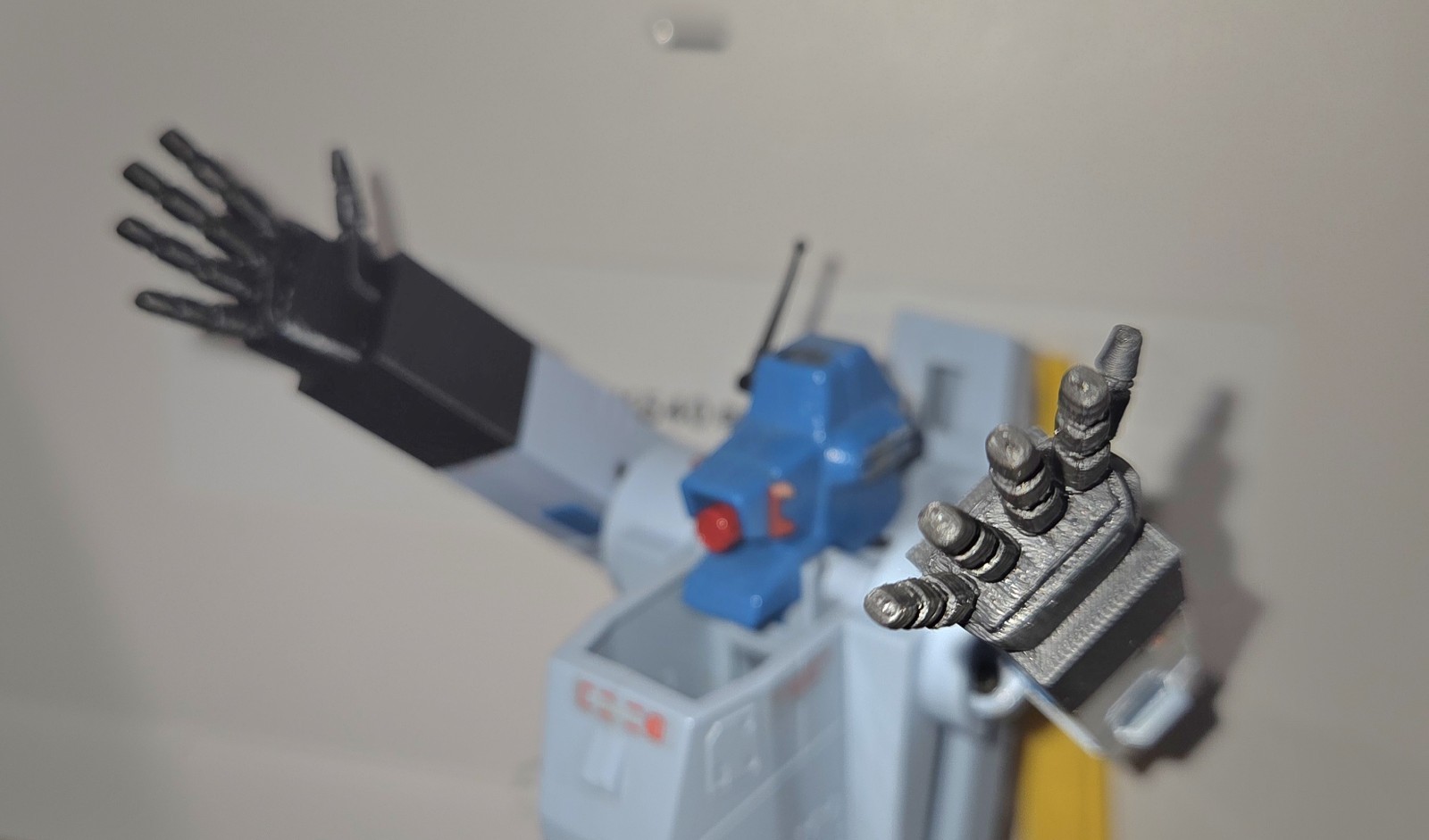 3D Printed Upgrades Shoulder Fillers, Fixed Hands, Fists & Gun For G1 Whirl Blue