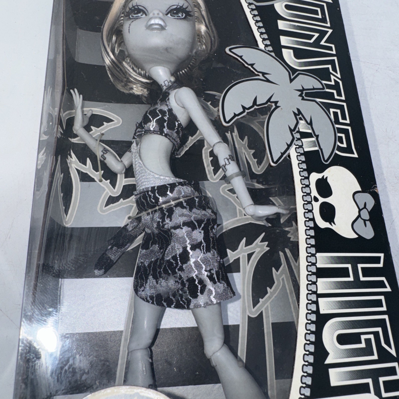 Monster High 2011 Frankie . Possible Accessories Missing? Light Box Wear