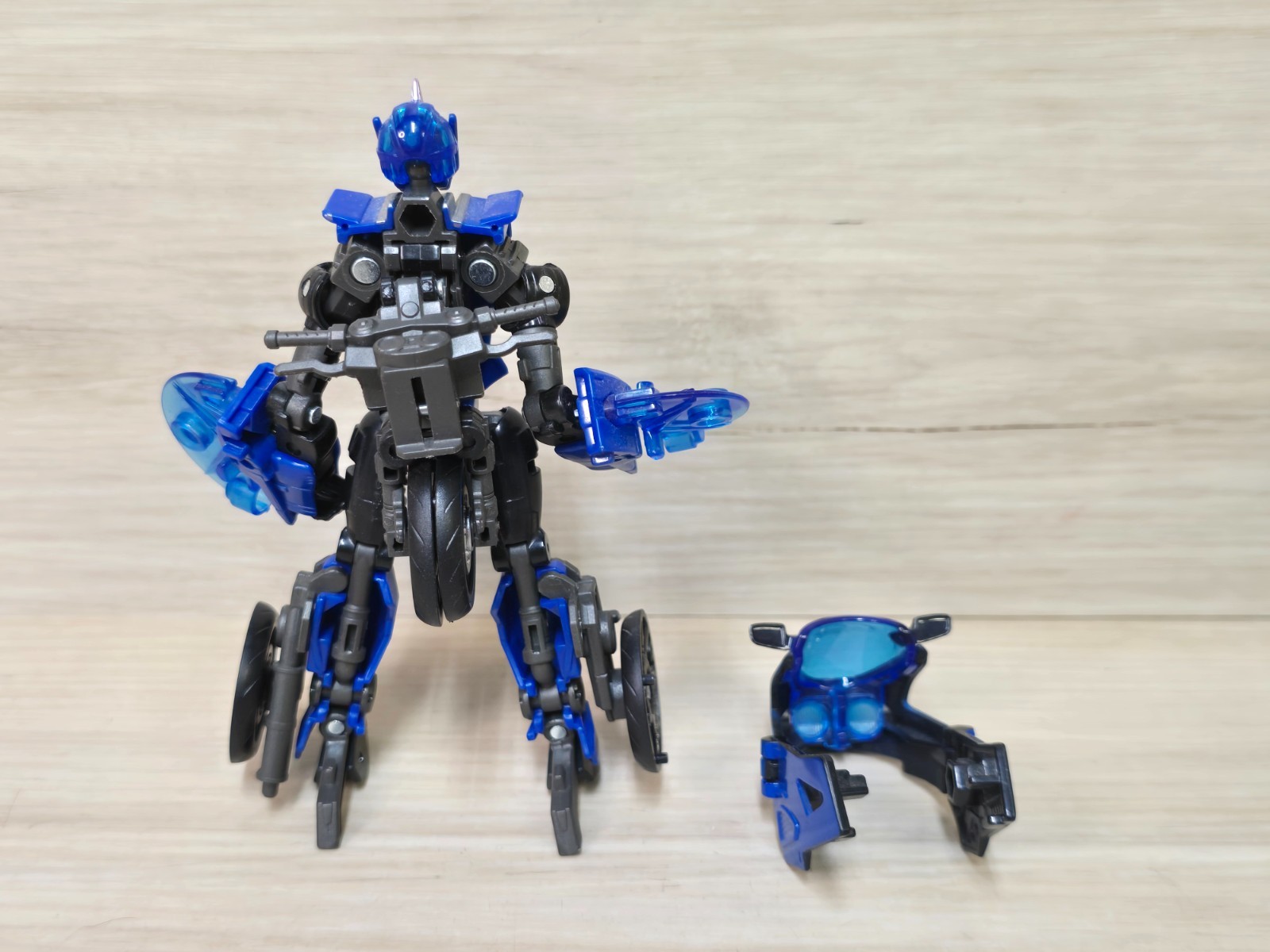 Transformers Legacy Prime Arcee Deluxe Class