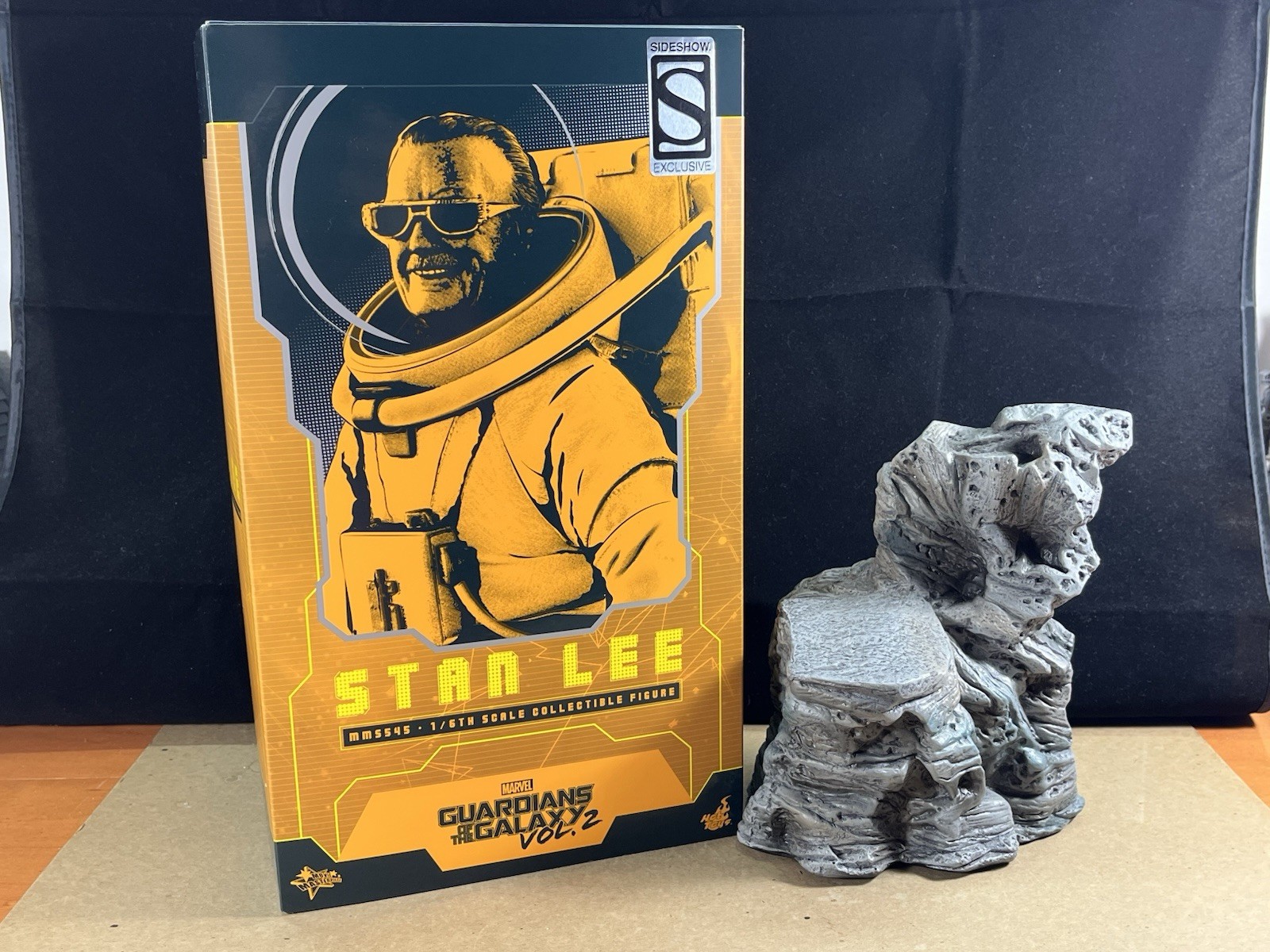 Hot Toys Stan Lee Guardians of the Galaxy Vol. 2 Figure MMS545 Rock Base 1/6 12”