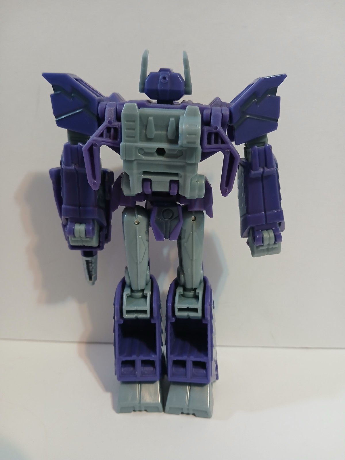 Transformers Earthspark Deluxe Class Shockwave 5&Prime; inch action figure Hasbro 2023