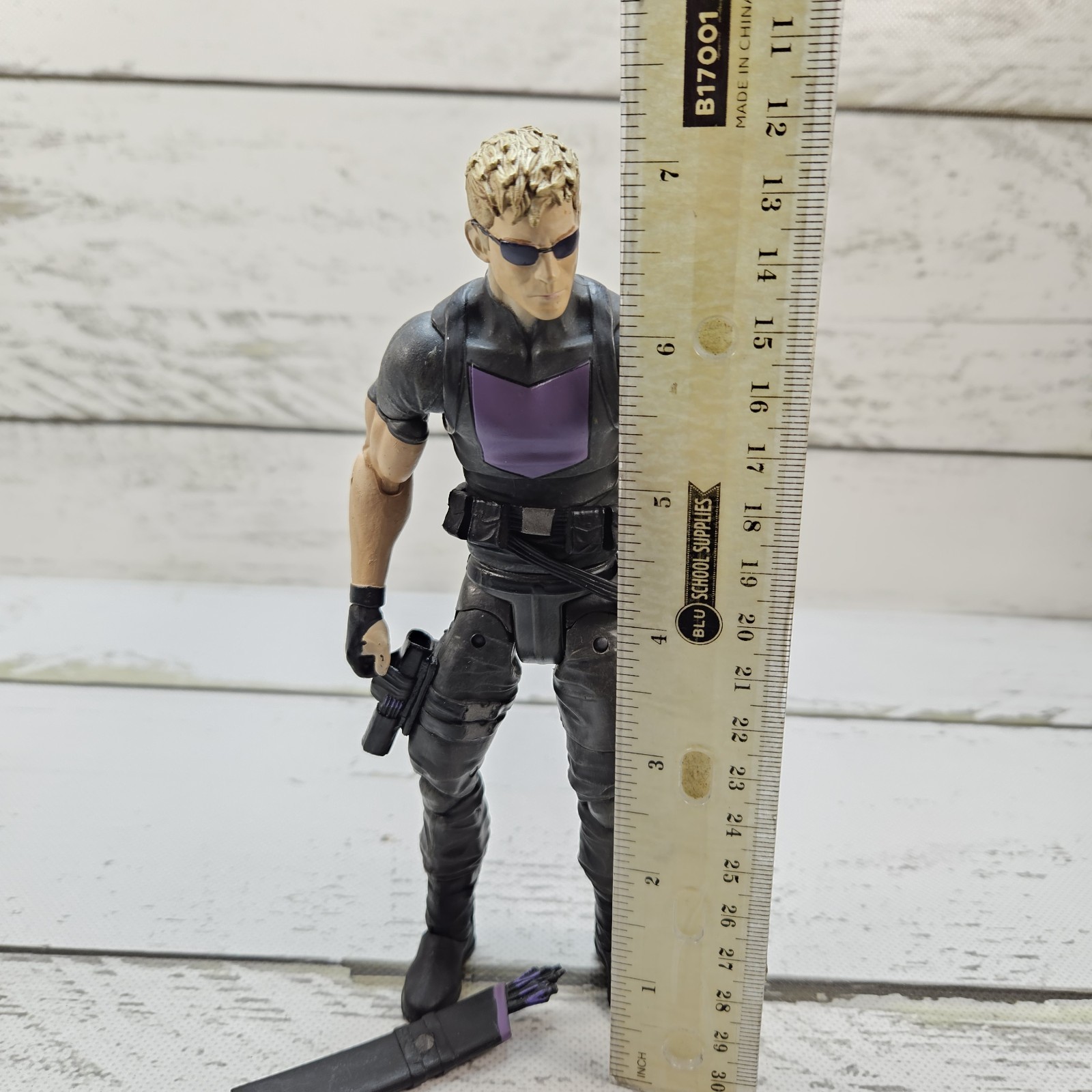 Diamond Select Marvel Select Avenging Hawkeye 2015 7&Prime; Adjustable Figure Read